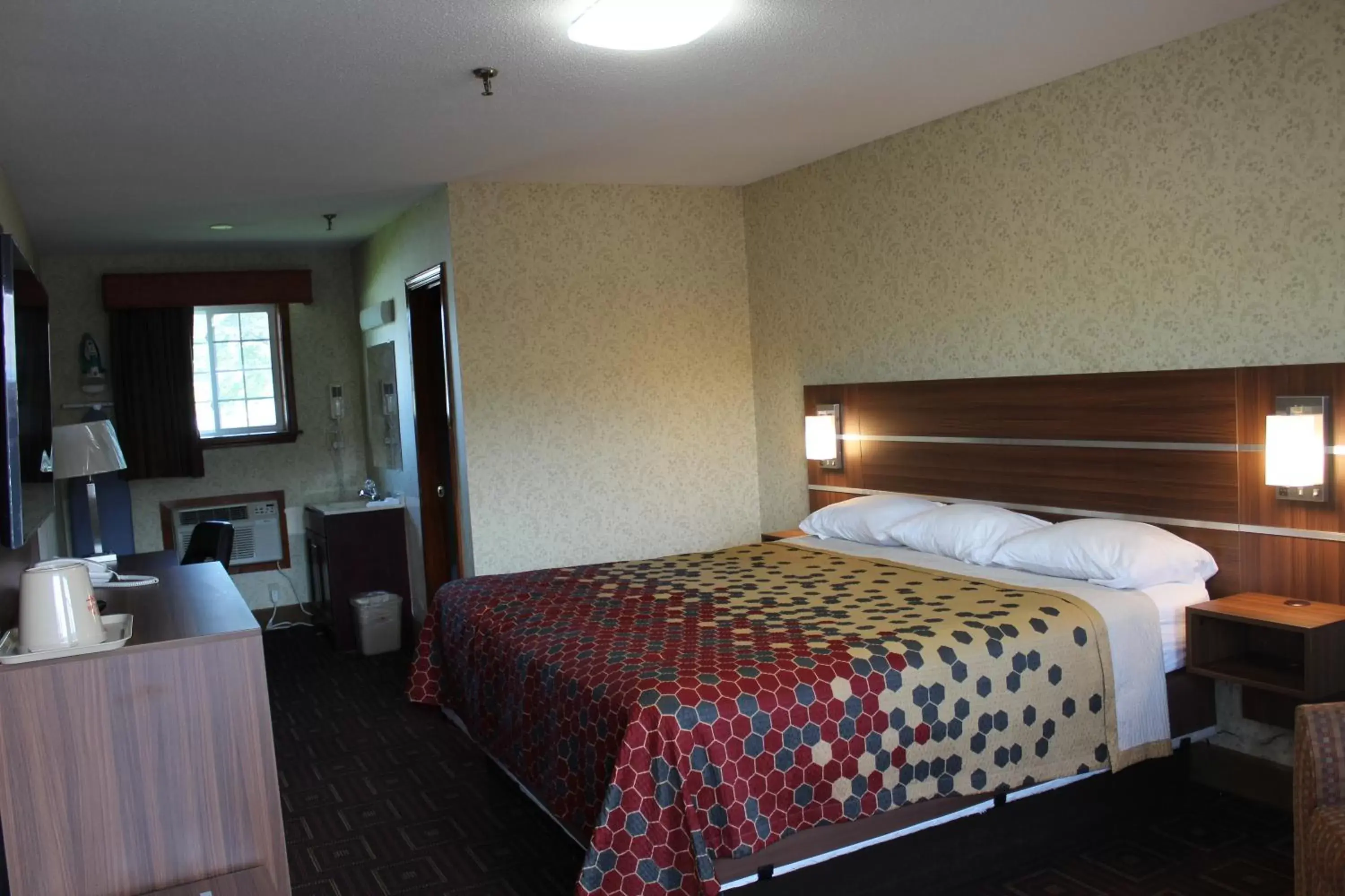 Photo of the whole room, Bed in American Inn