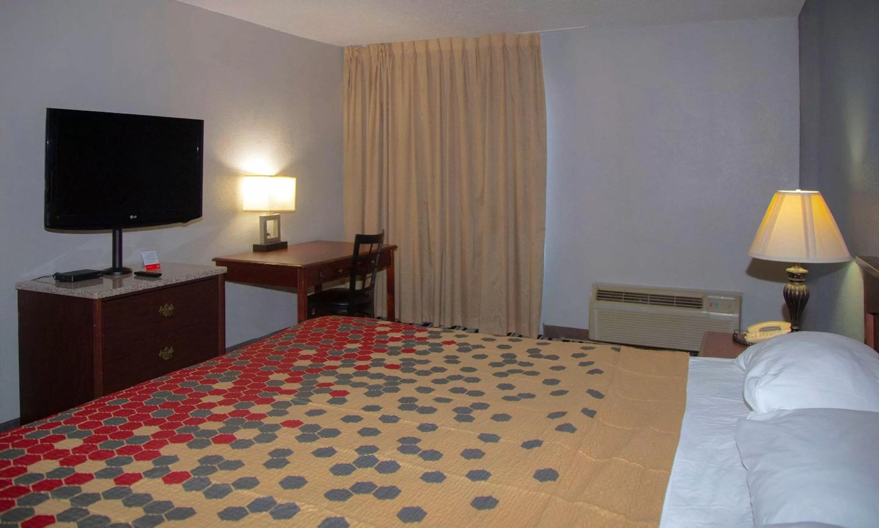 Photo of the whole room, Bed in Econo Lodge Ardmore