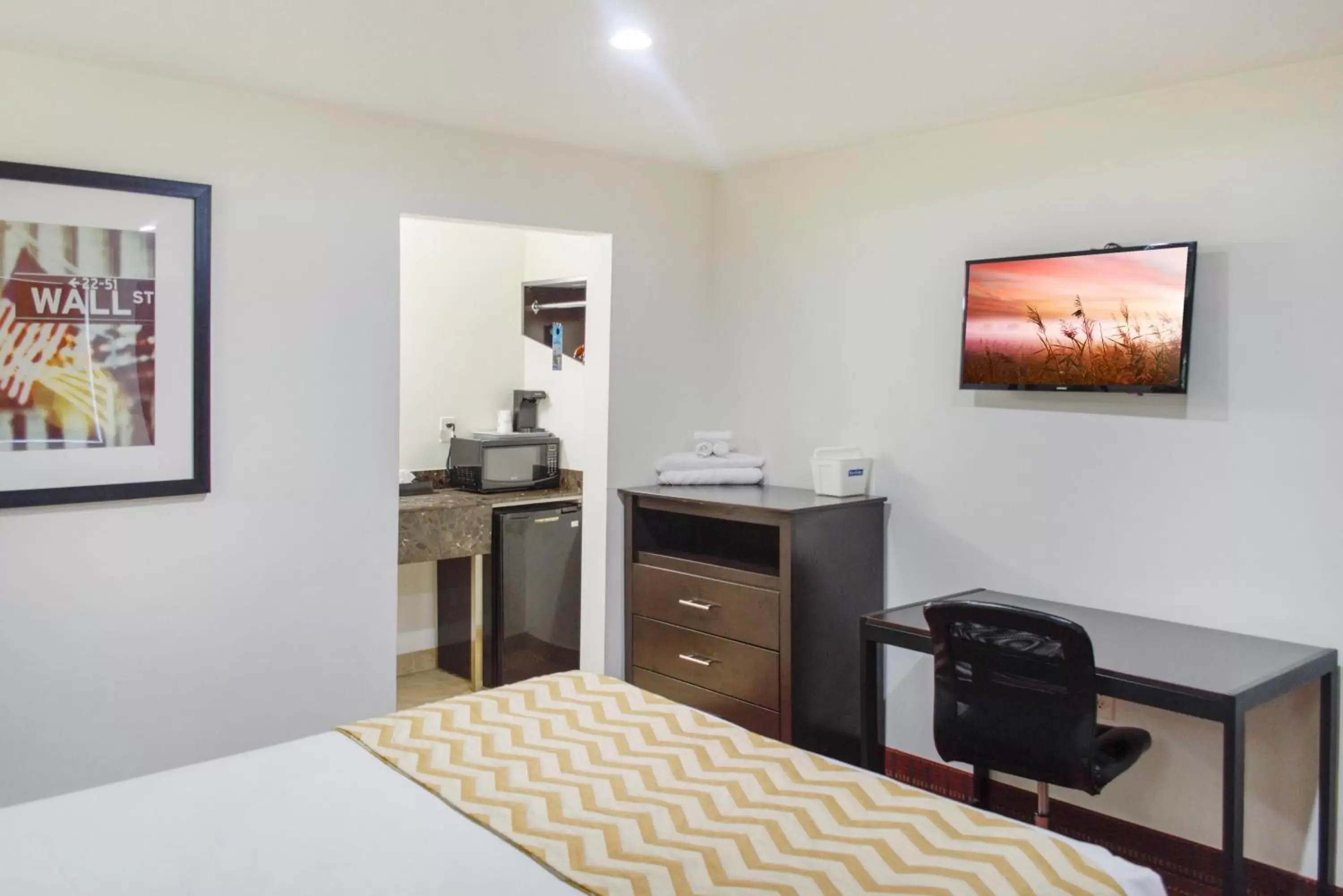 TV and multimedia, TV/Entertainment Center in Travelodge by Wyndham Manhasset