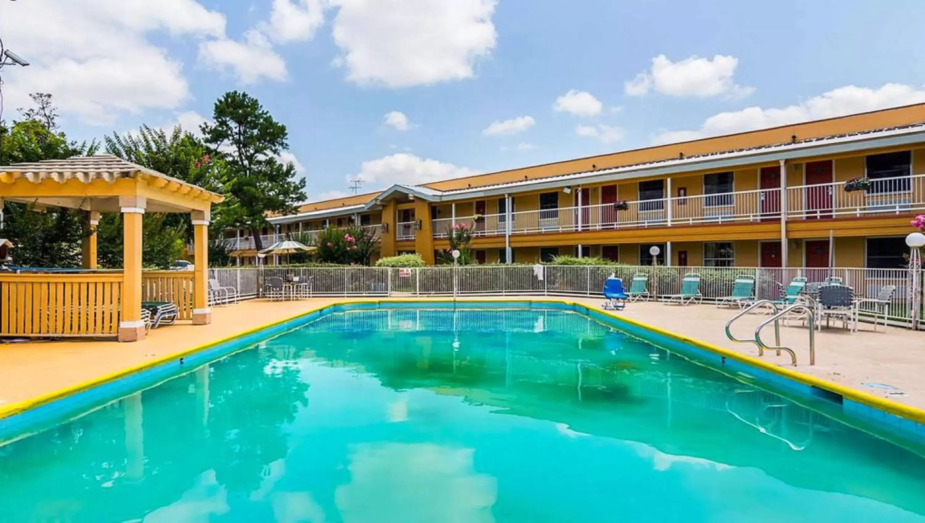 Swimming pool in Magnuson Hotel Little Rock South