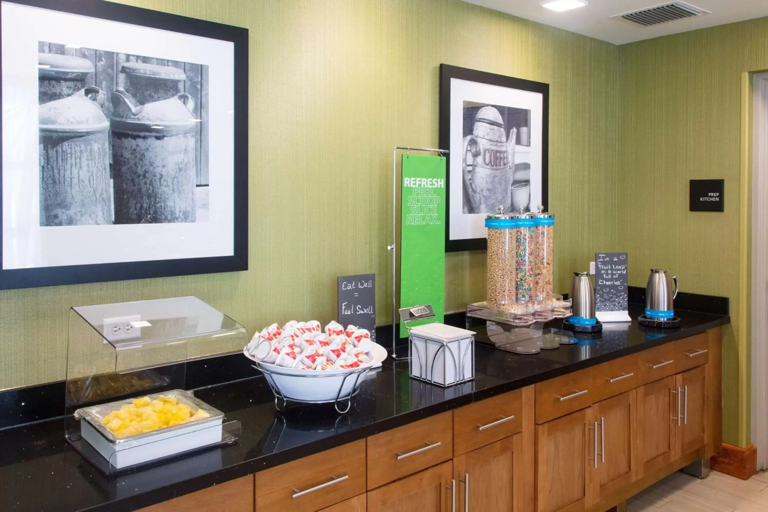 Dining area, Kitchen/Kitchenette in Hampton Inn - Palatka