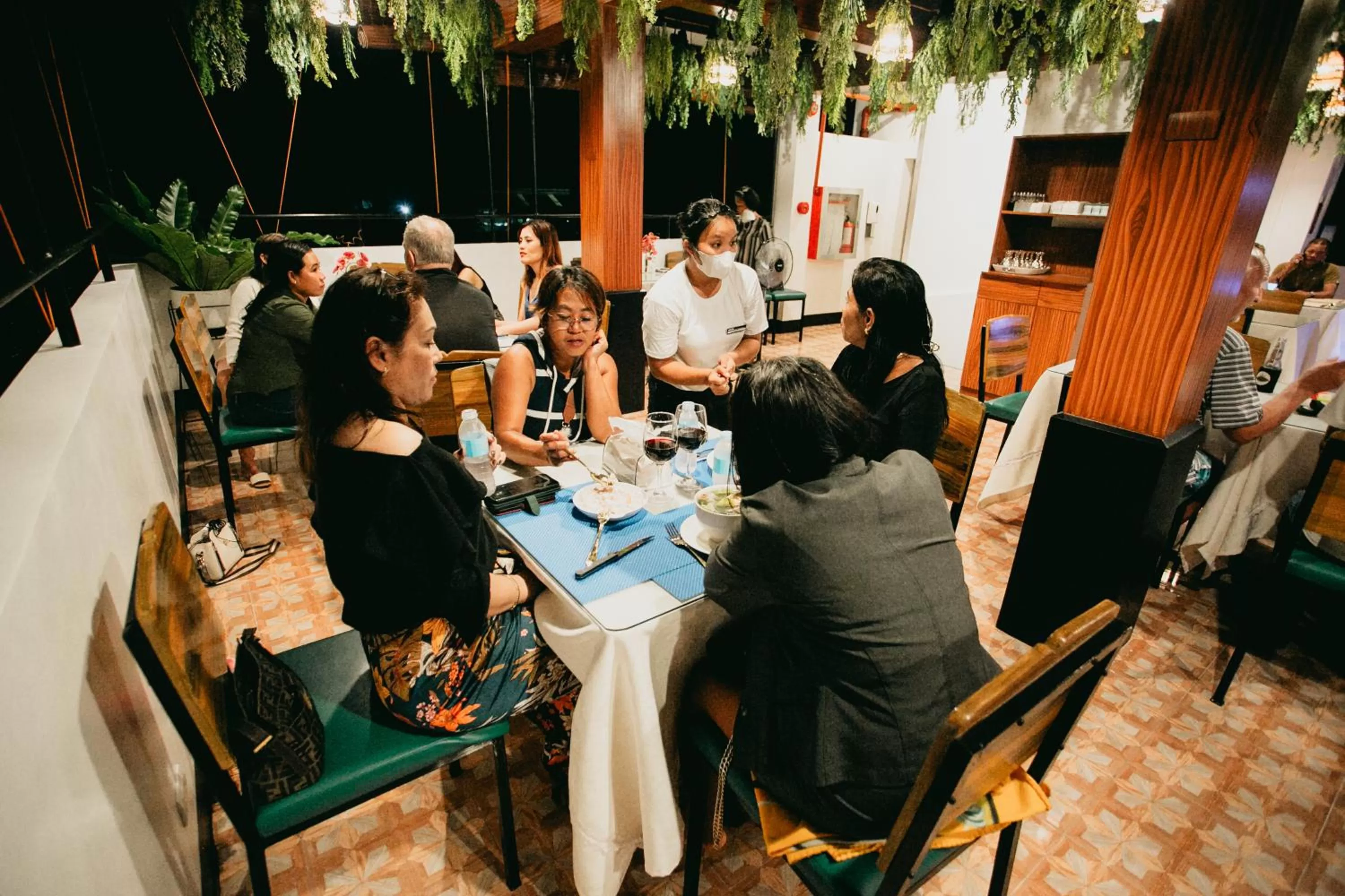 Restaurant/places to eat in Kingswick Residences & Lodge