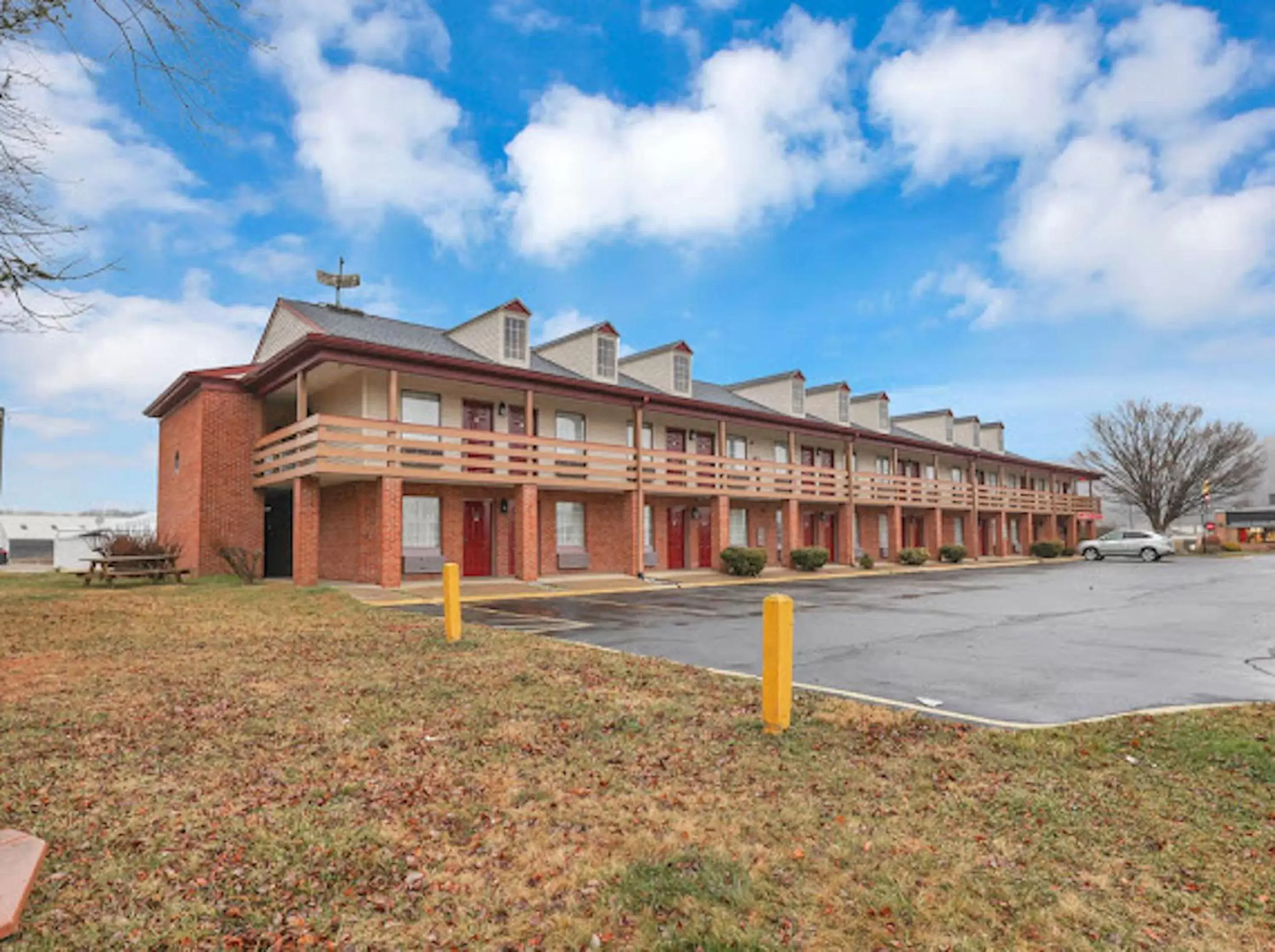 Property Building in Red Roof Inn Uhrichsville