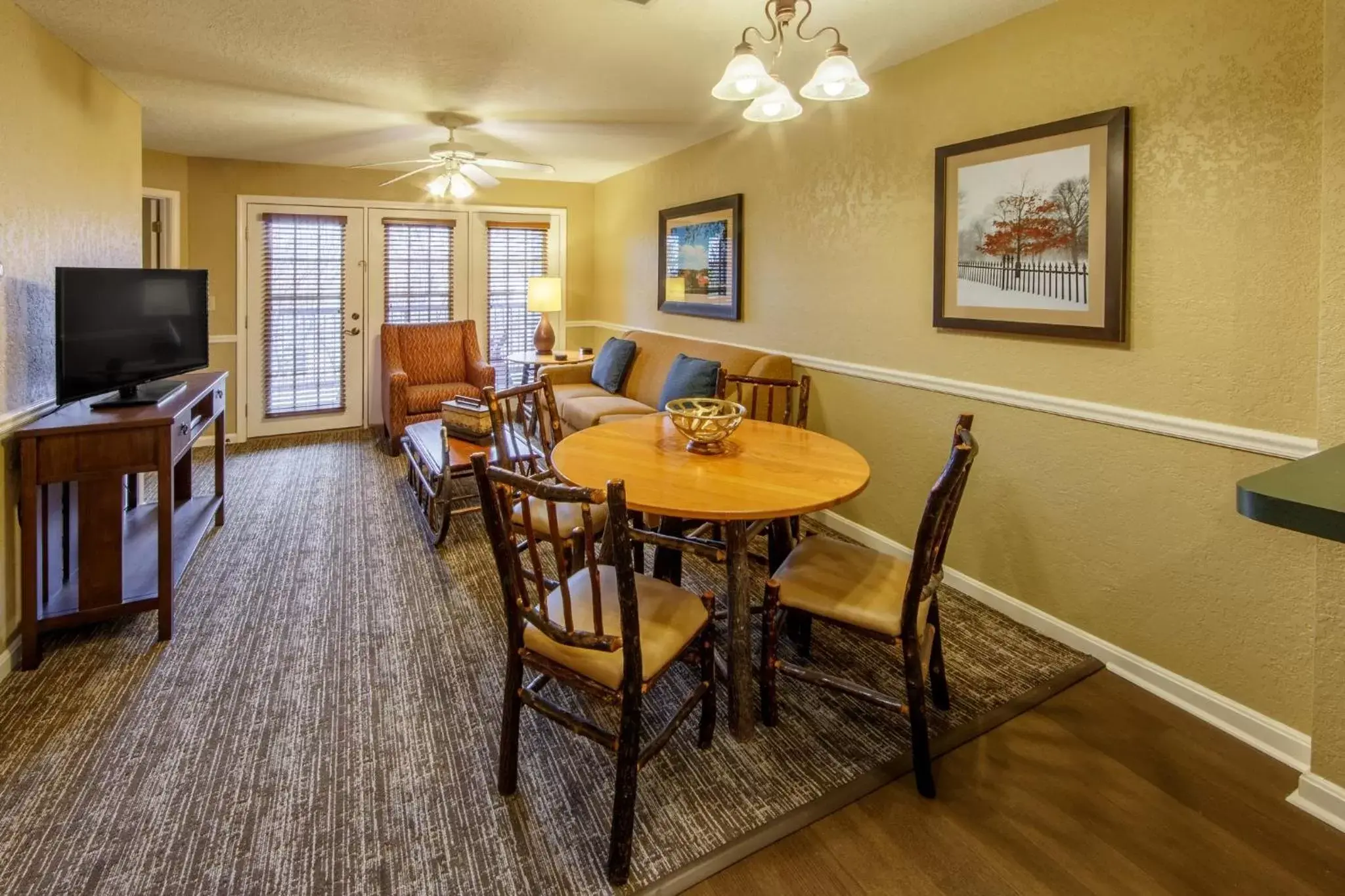 Photo of the whole room, Dining Area in Holiday Inn Club Vacations Oak n Spruce Resort in the Berkshires an IHG Hotel