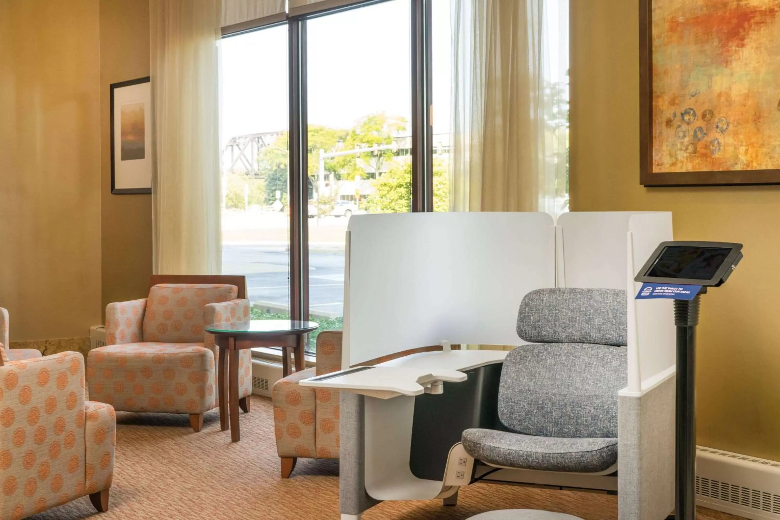 Seating area in Sonesta Milwaukee West Wauwatosa