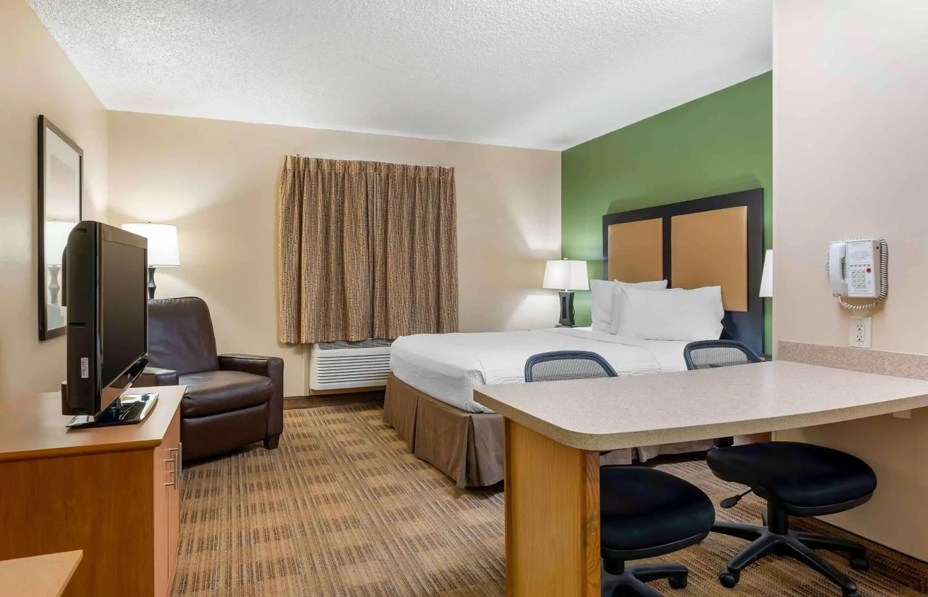 Bedroom in Extended Stay America Select Suites - Detroit - Ann Arbor - University South