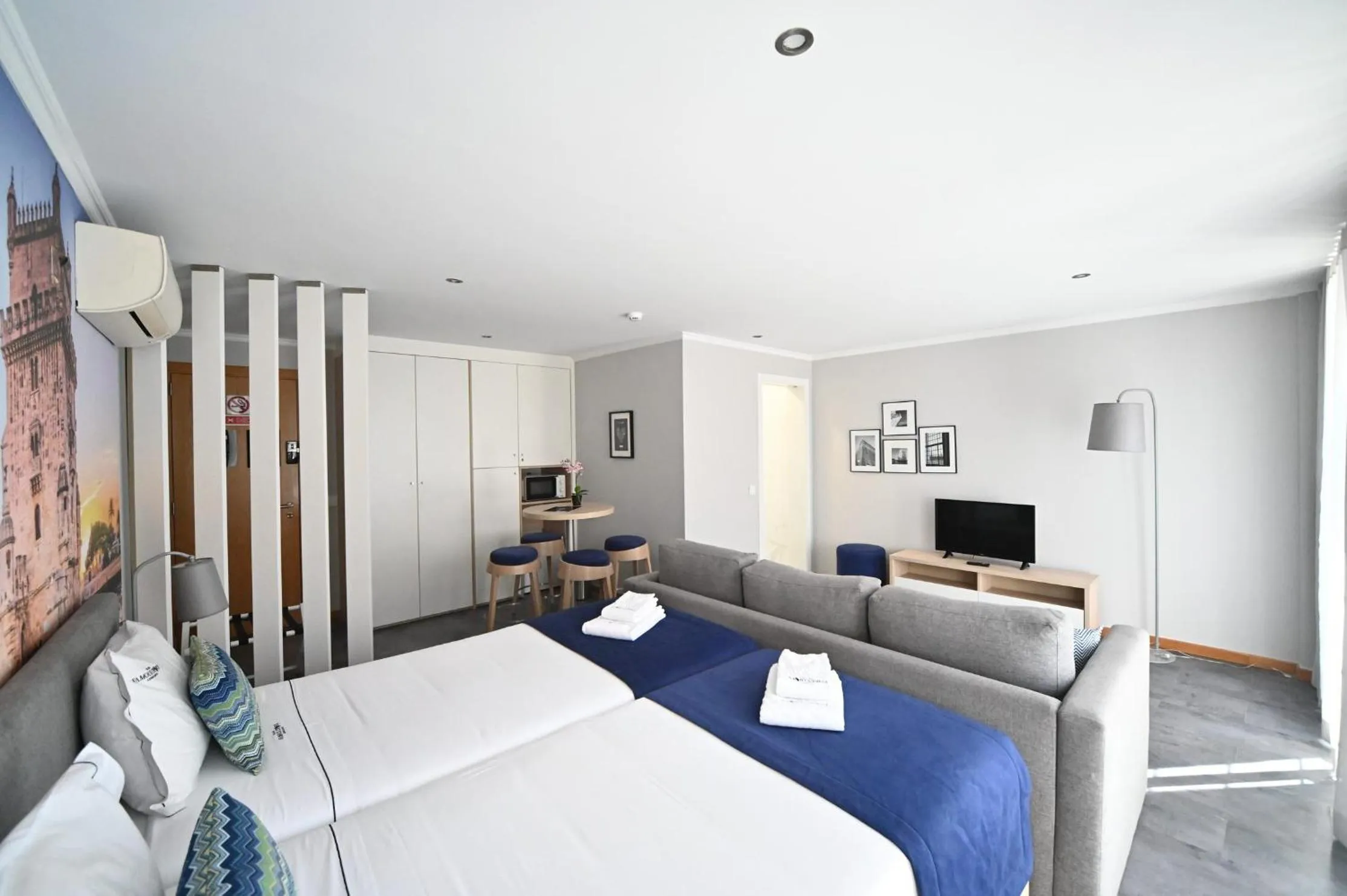 Bed in Famous Crows Lisbon Suites