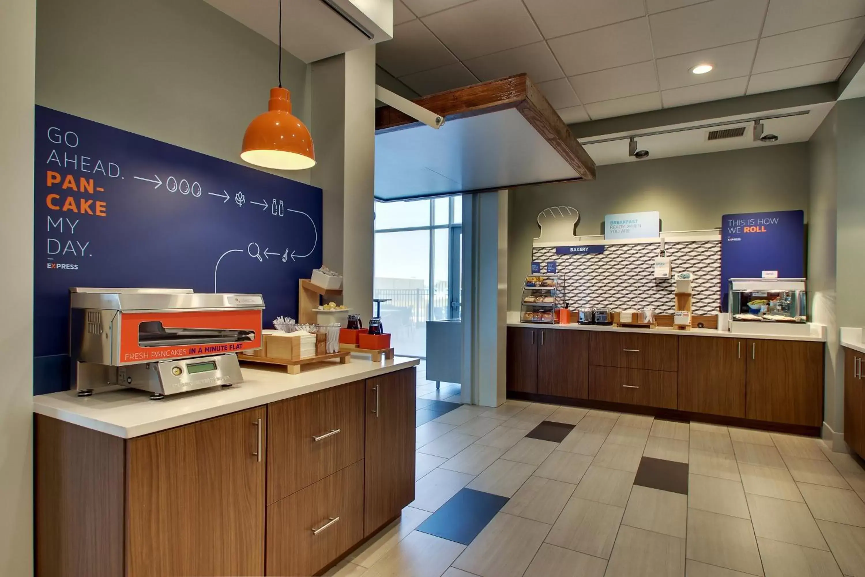 Breakfast, Kitchen/Kitchenette in Holiday Inn Express & Suites Findlay North, an IHG Hotel