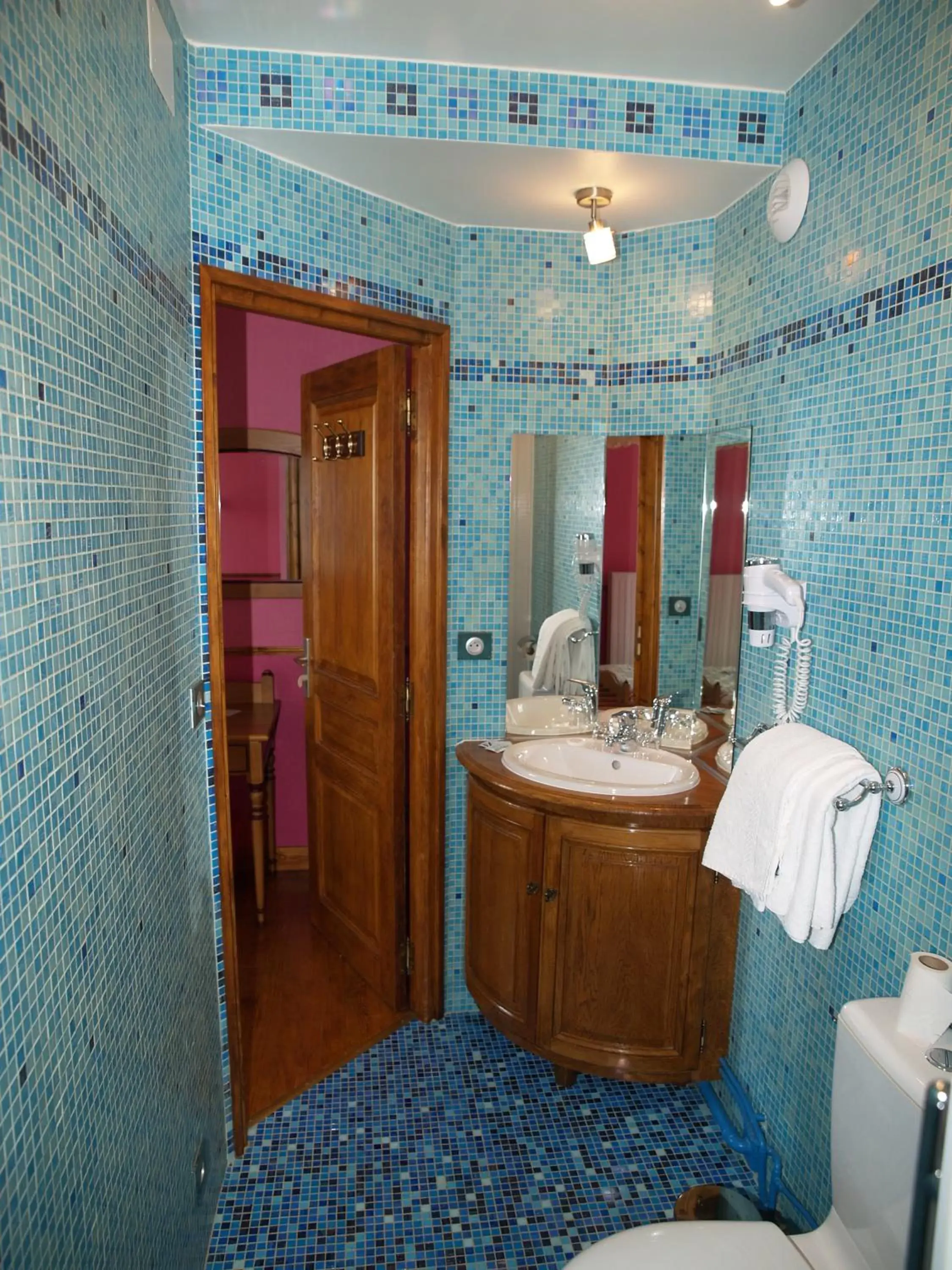 Bathroom in Hôtel De Calais