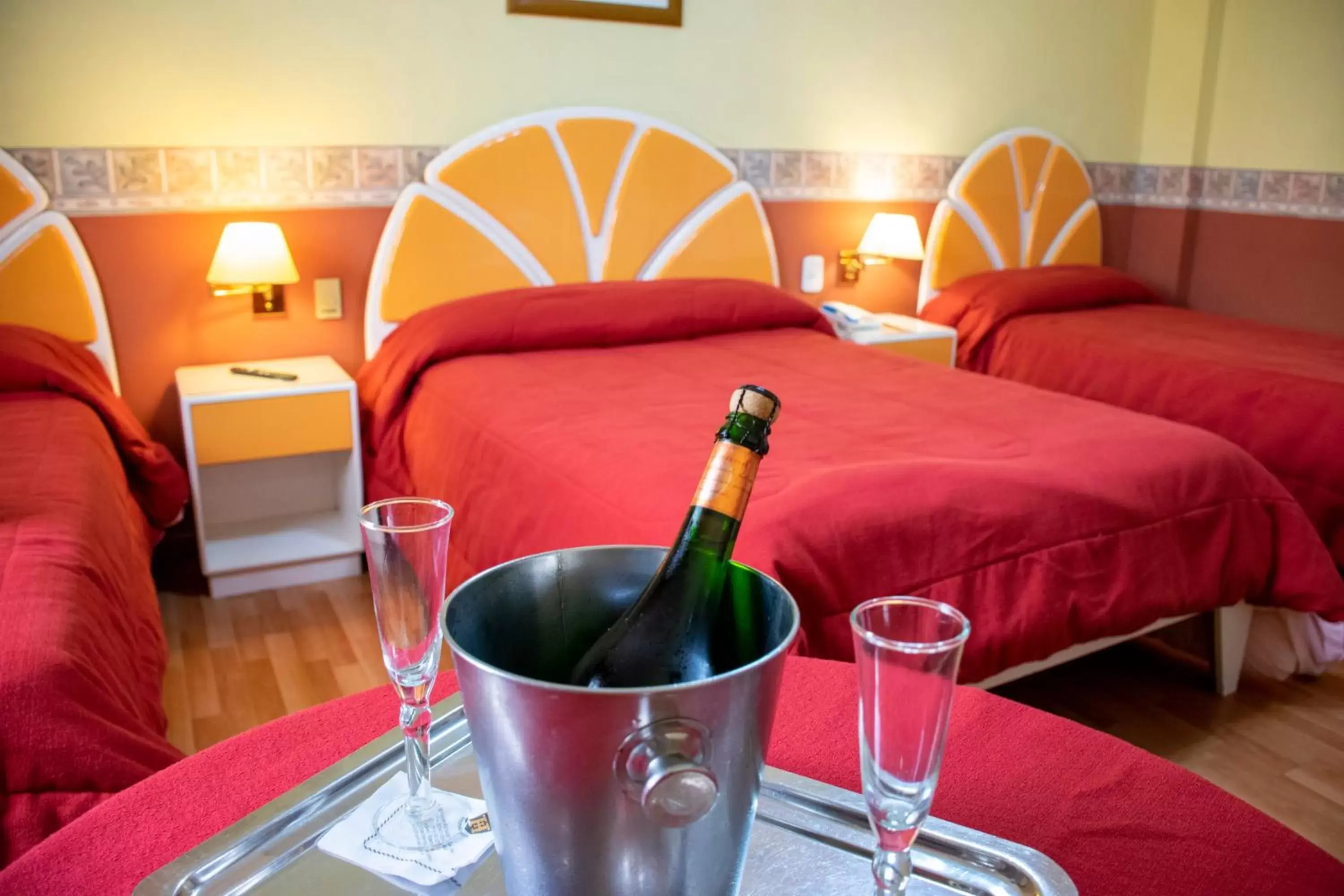 Alcoholic drinks, Bed in Hotel Internacional