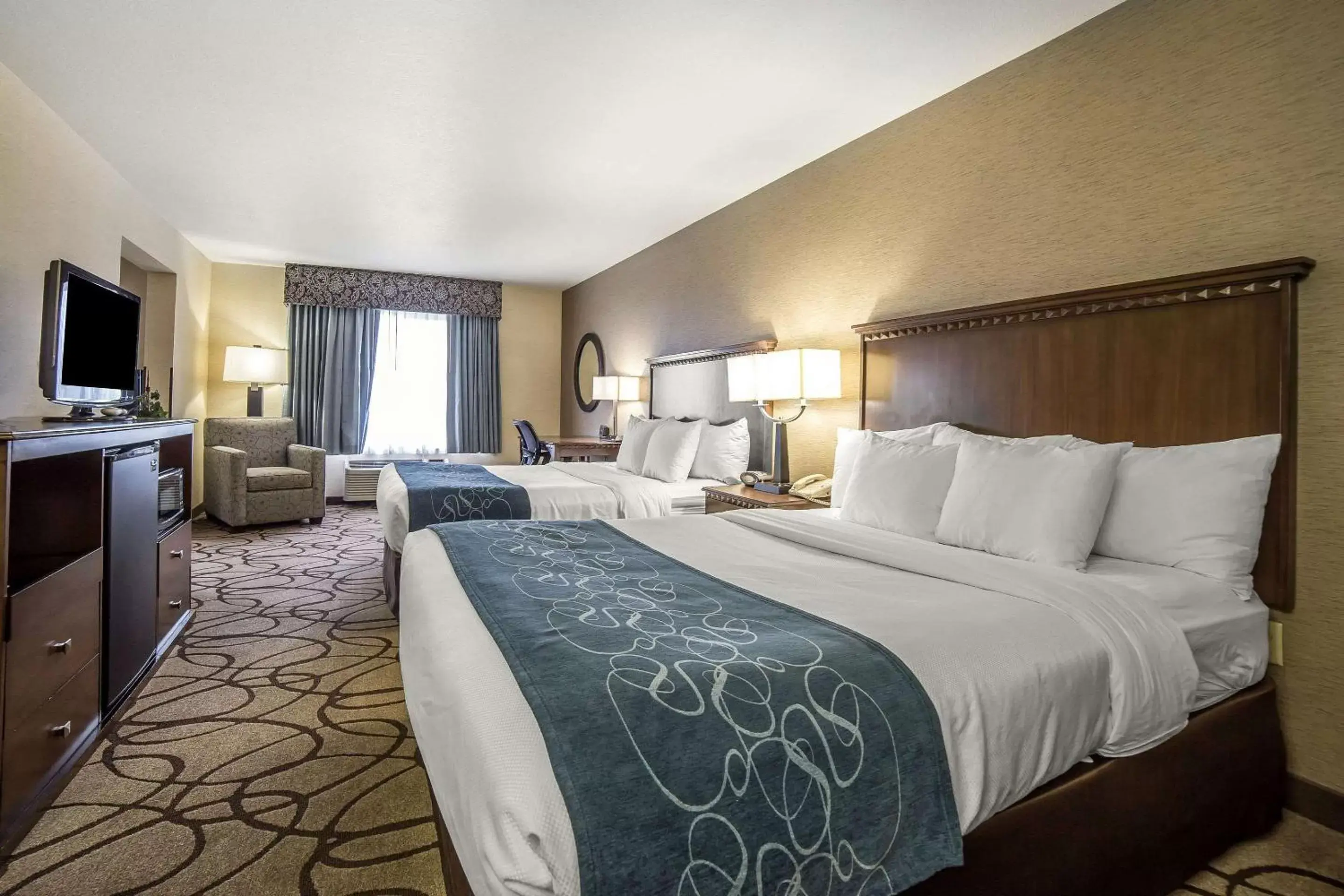 Photo of the whole room, Bed in Comfort Suites Airport Salt Lake City