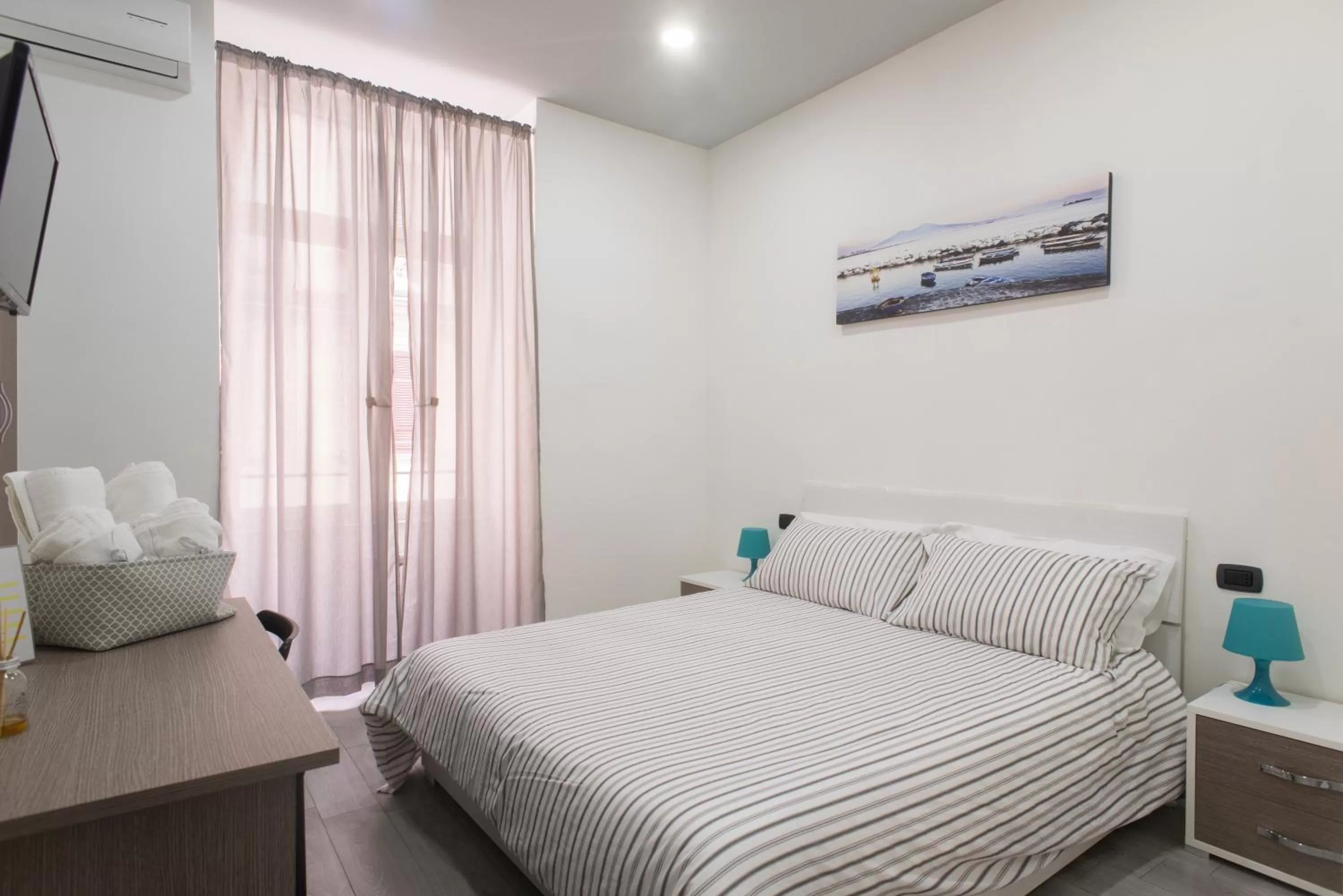 Photo of the whole room, Bed in La Casa di Luna