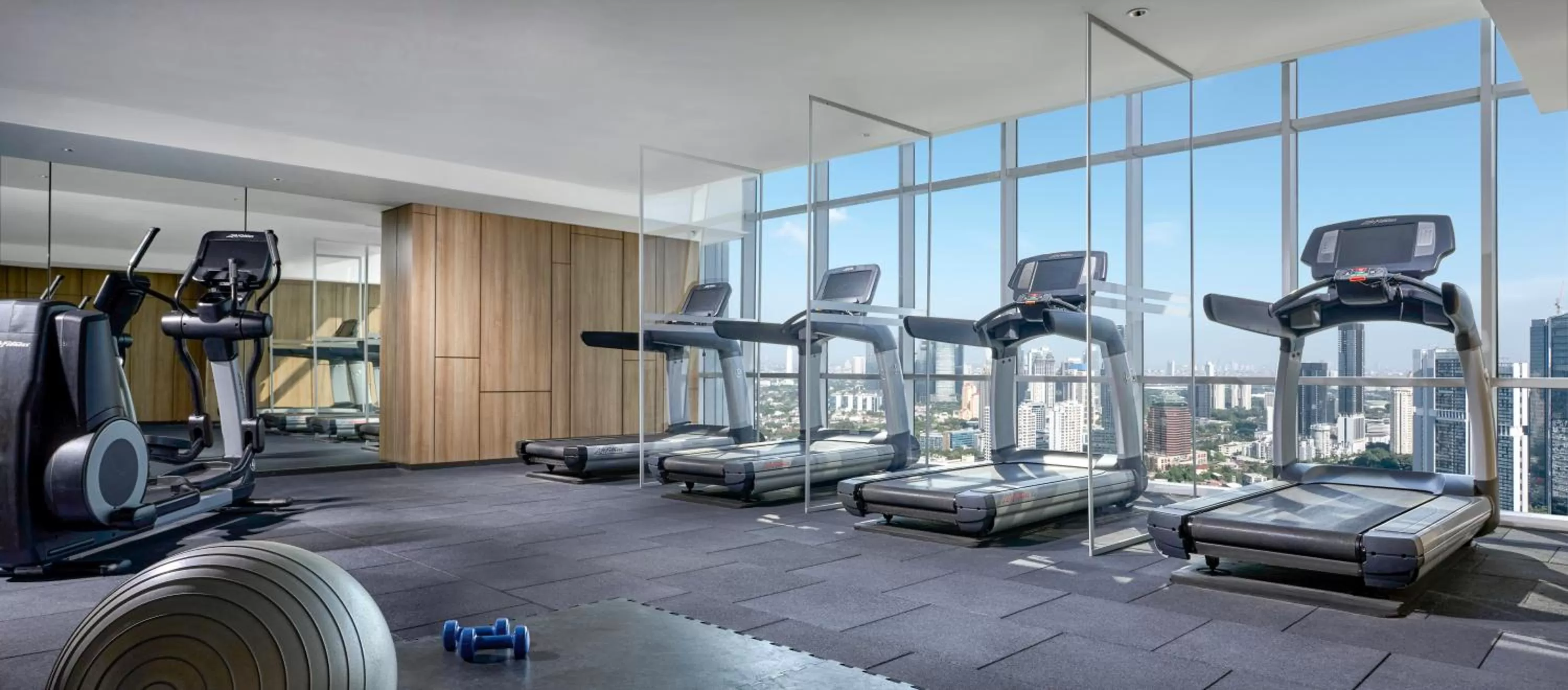 Fitness centre/facilities in Oakwood Premier Cozmo Jakarta