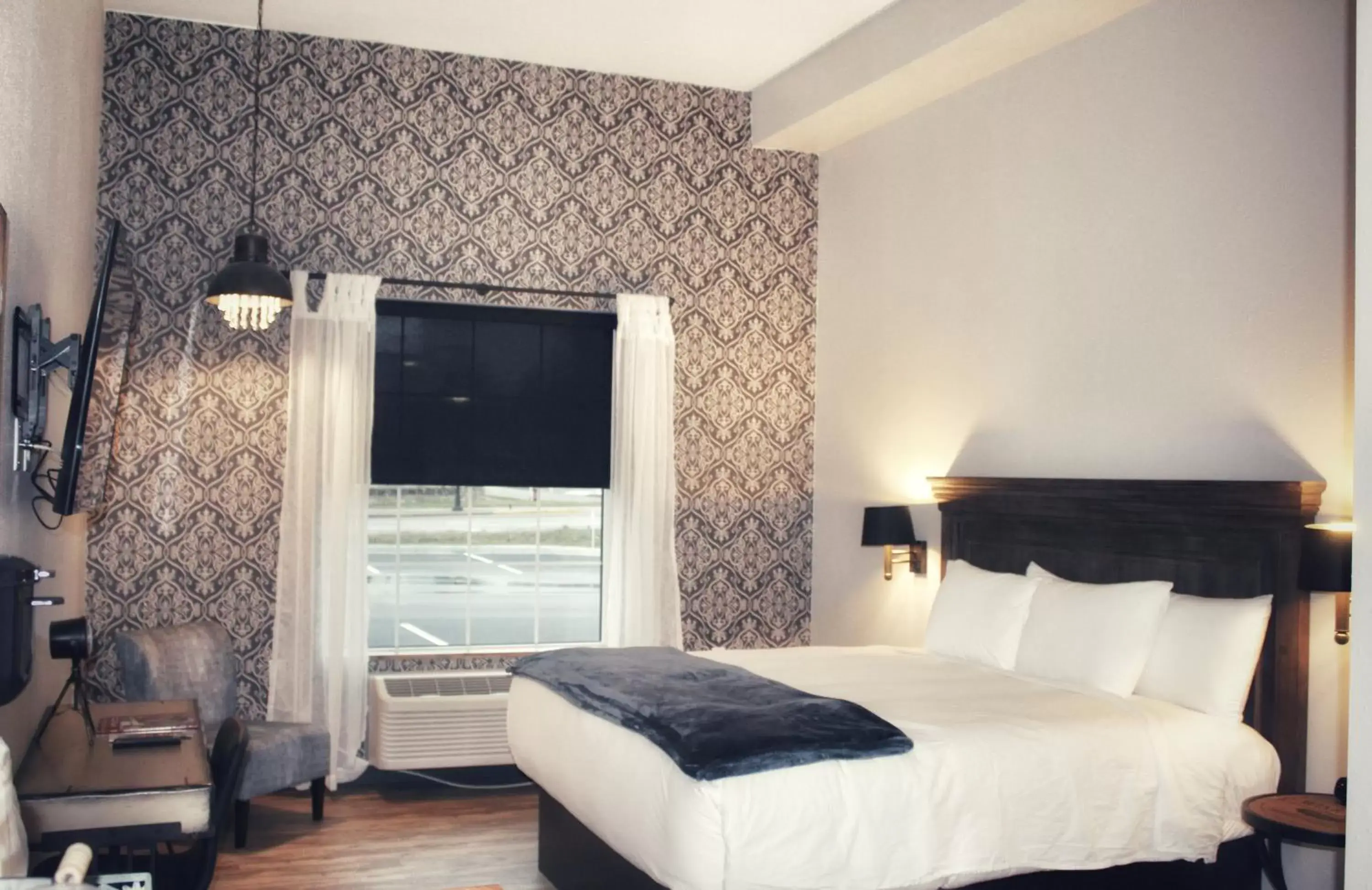 Standard King Room - single occupancy in Waterfront Hotel Standard King Room - single occupancy in Waterfront Hotel