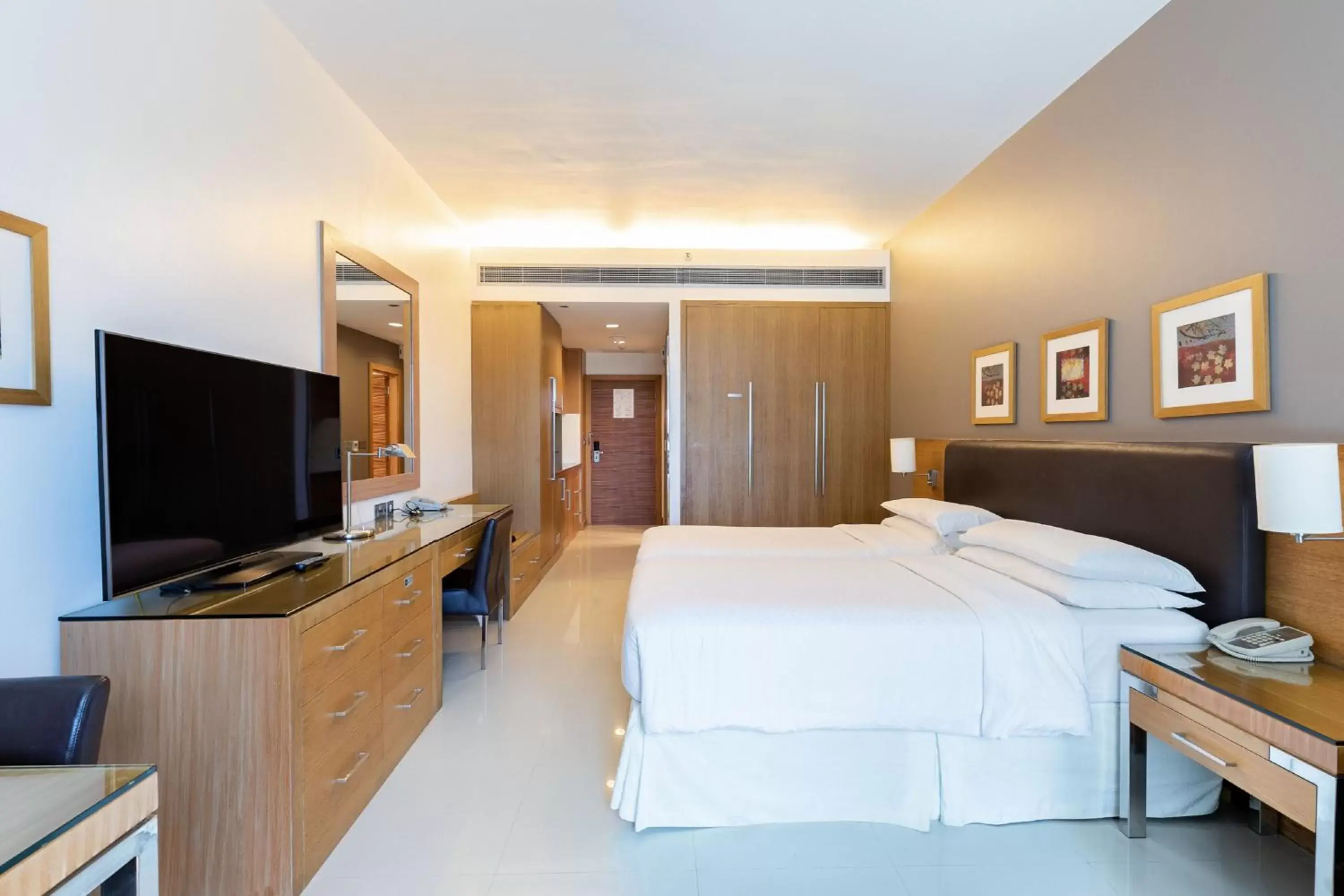 Classic Twin Room with complimentary shuttle service to Dubai Mall & Kite Beach in Four Points by Sheraton Bur Dubai Classic Twin Room with complimentary shuttle service to Dubai Mall & Kite Beach in Four Points by Sheraton Bur Dubai