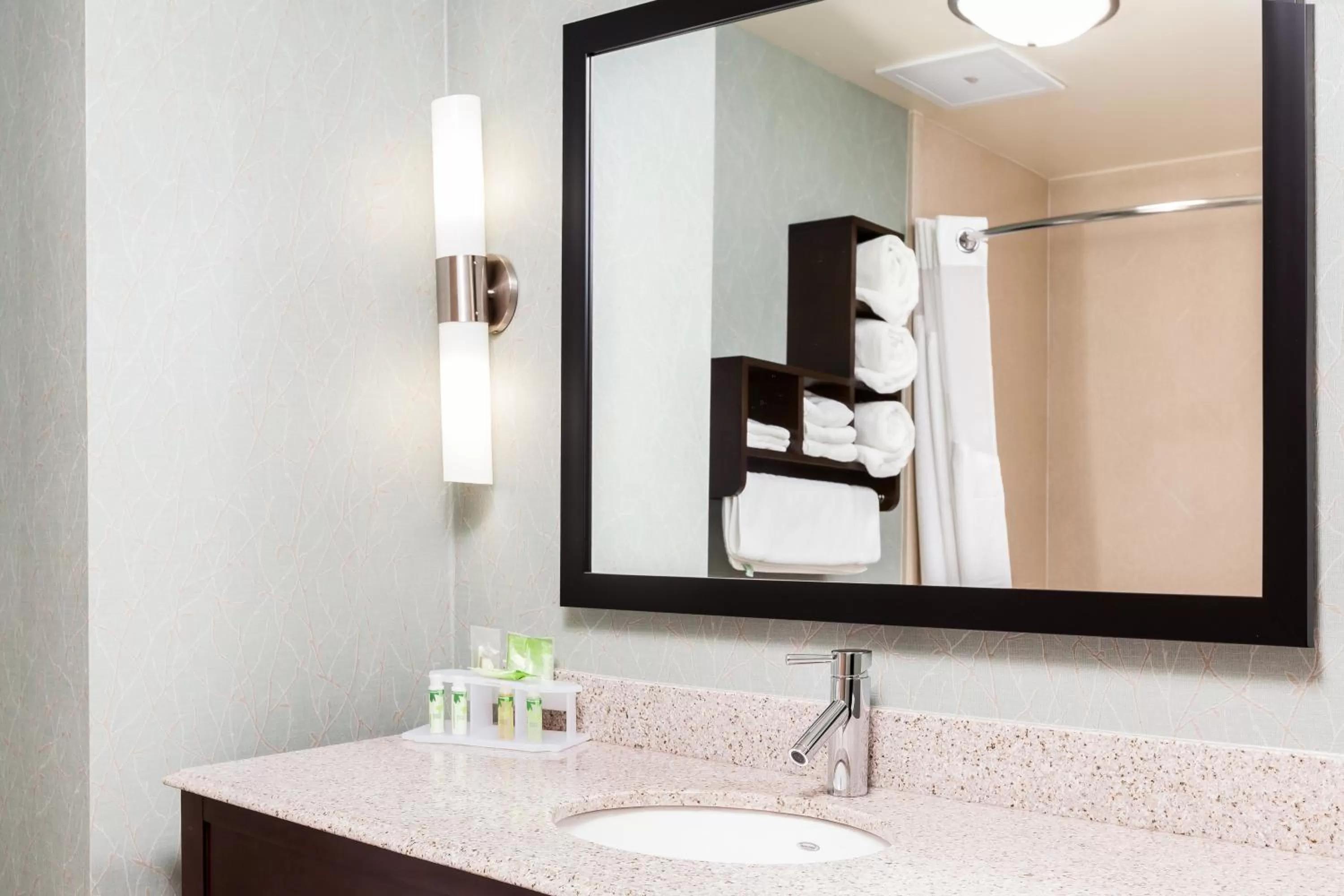 Bathroom in Holiday Inn Express & Suites Eureka by IHG