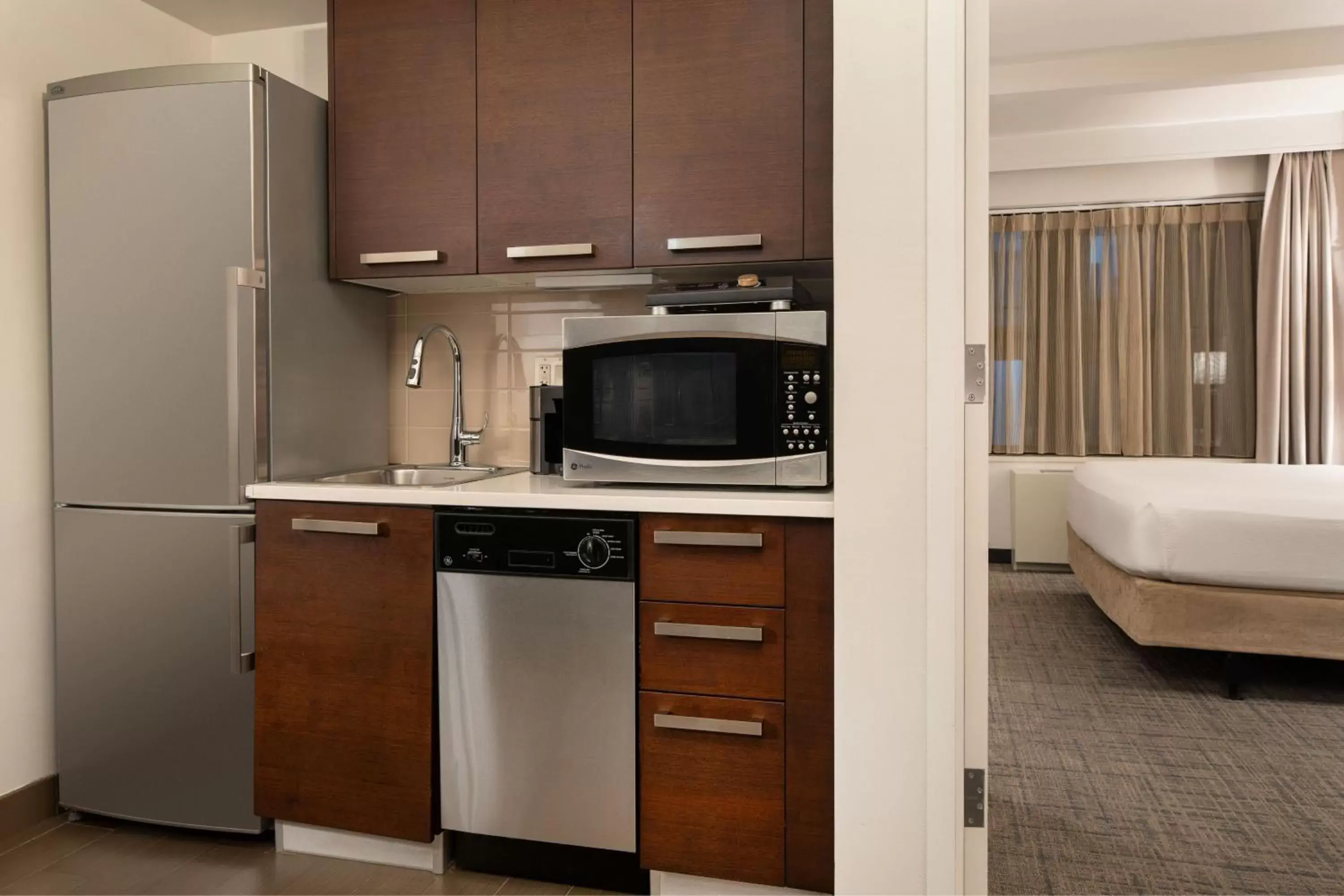 Kitchen or kitchenette, TV/Entertainment Center in Residence Inn by Marriott New York Manhattan/ Midtown Eastside