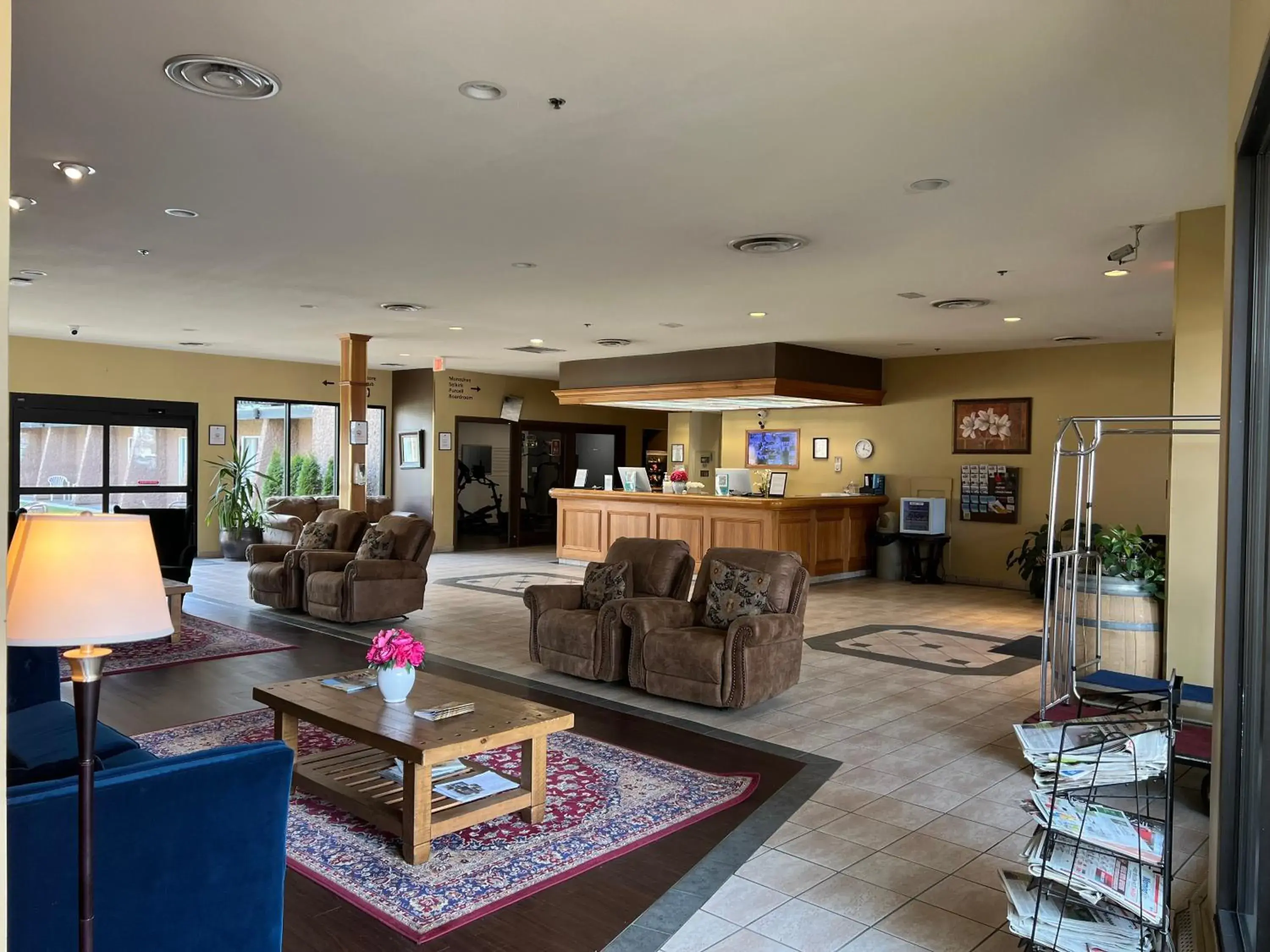 Seating area, Lobby/Reception in DIVYA SUTRA Riviera Plaza and Conference Centre, Vernon, BC