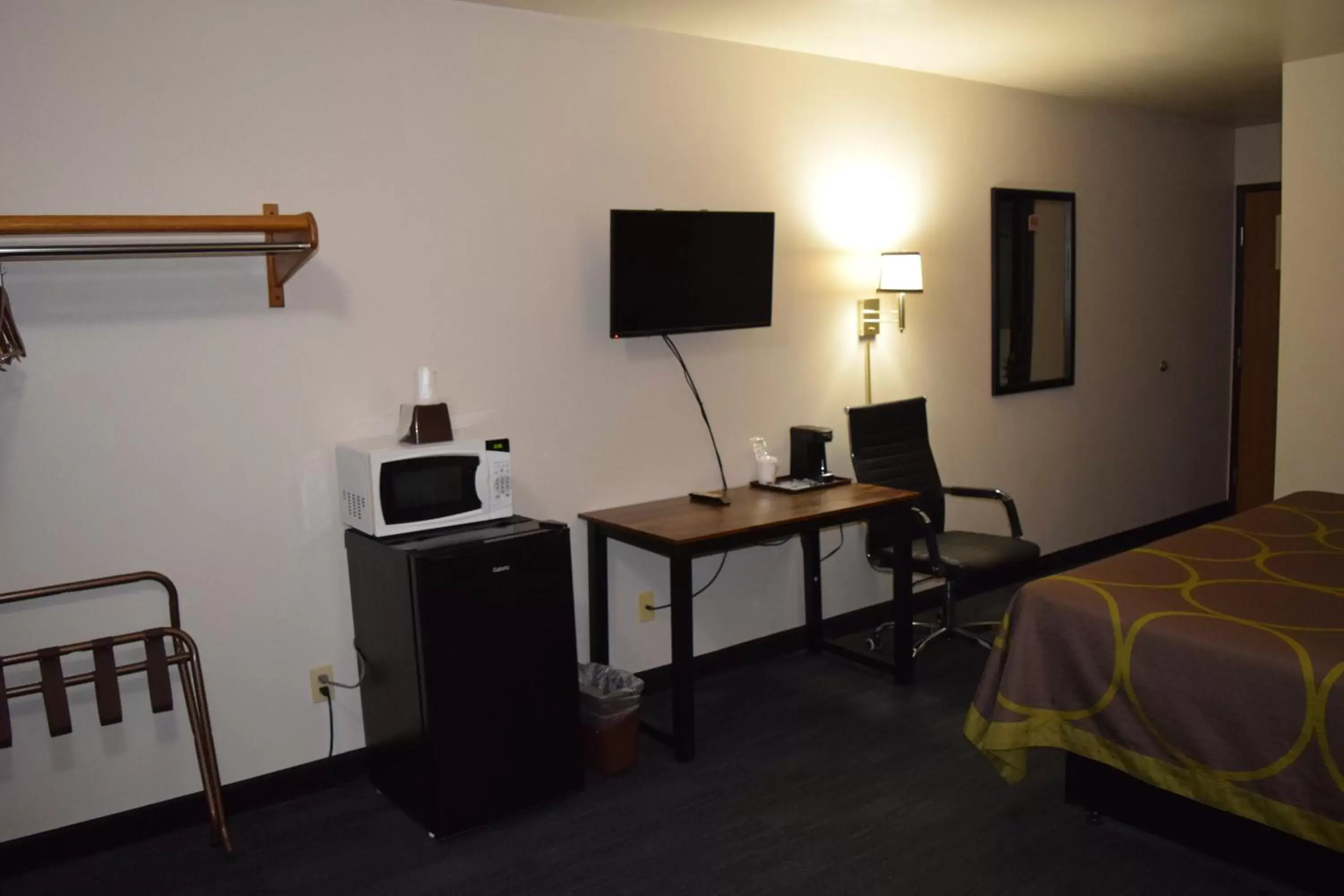TV and multimedia, TV/Entertainment Center in AmeriVu Inn and Suites Shawano WI