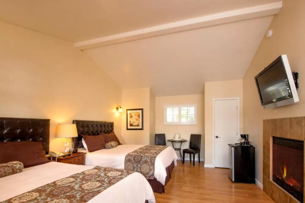 Bed in Sunset Inn Pacific Grove