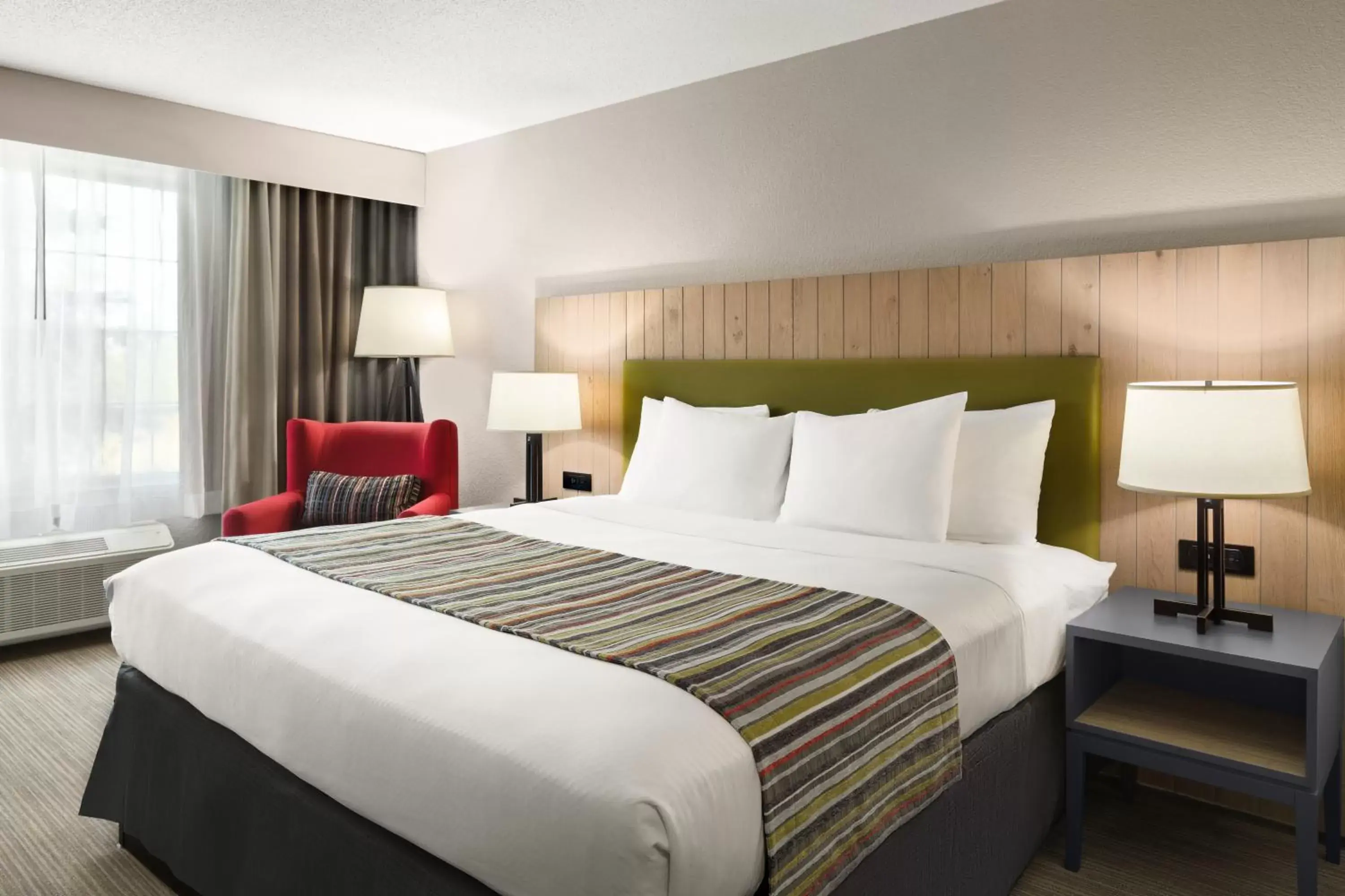 Bed in Country Inn & Suites by Radisson, Novi, MI