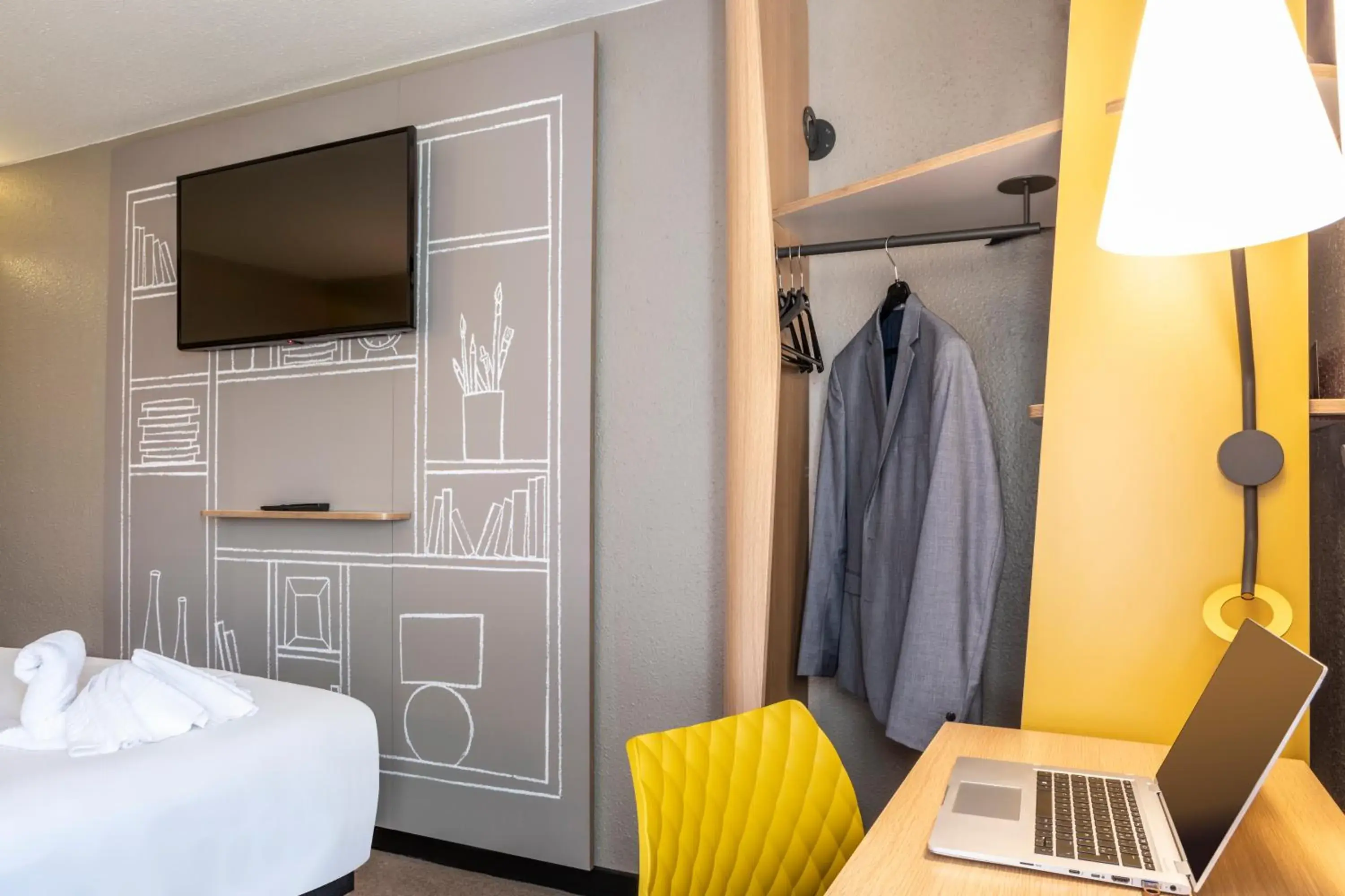 Bed, TV/Entertainment Center in ibis Paris Creteil