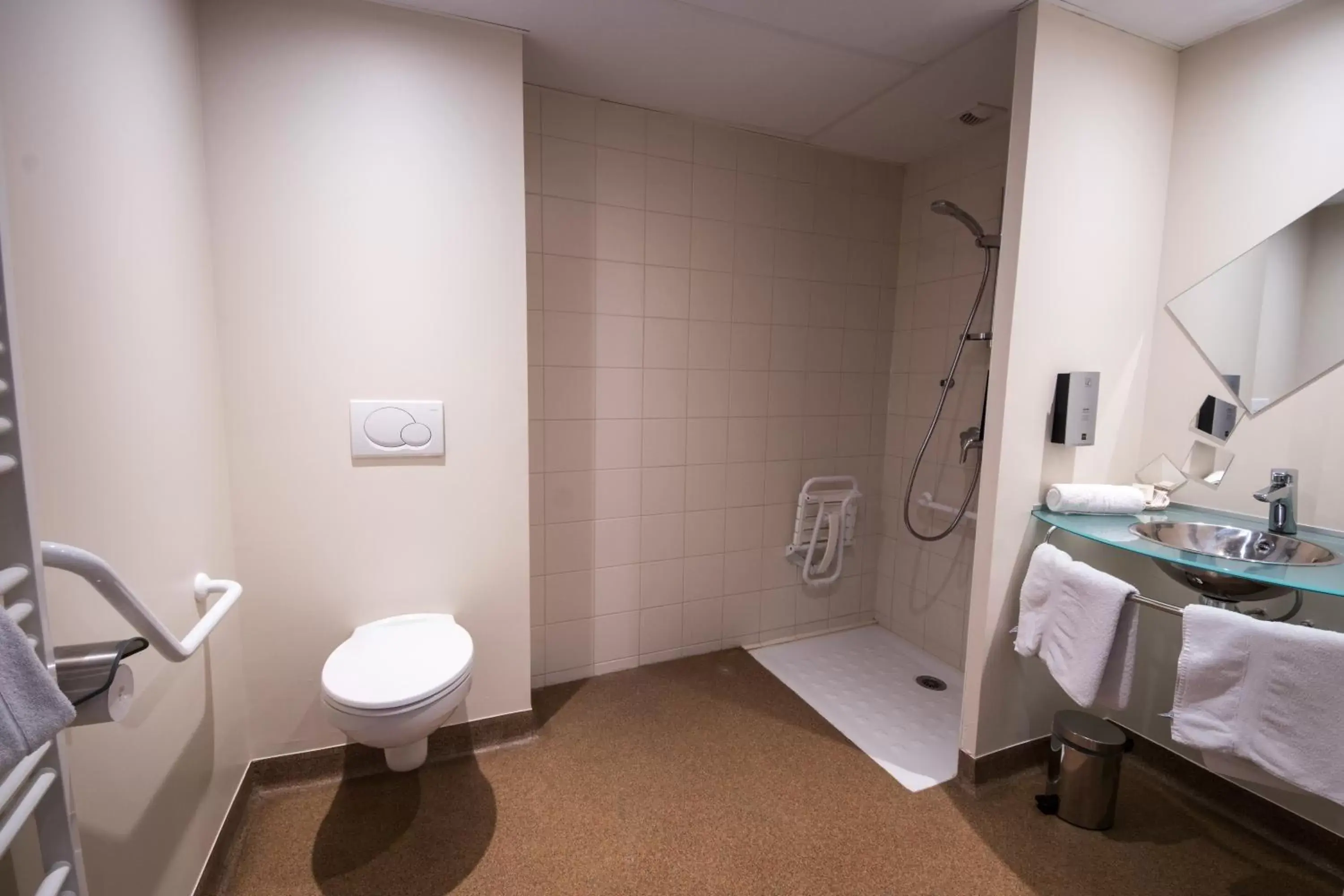 Bathroom in L'HÔTEL de CHARTRES