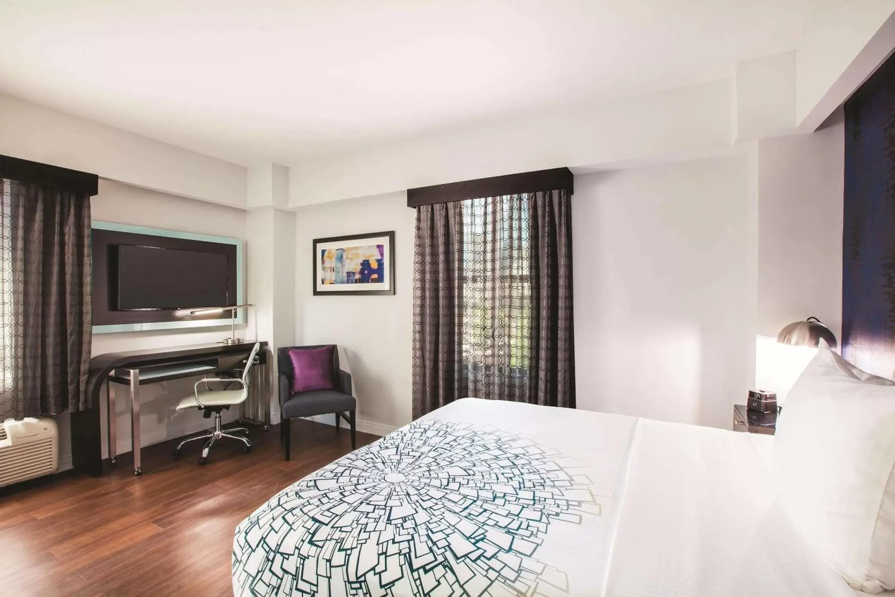 Photo of the whole room, Bed in Holiday Inn Express - Dallas Downtown by IHG Photo of the whole room, Bed in Holiday Inn Express - Dallas Downtown by IHG