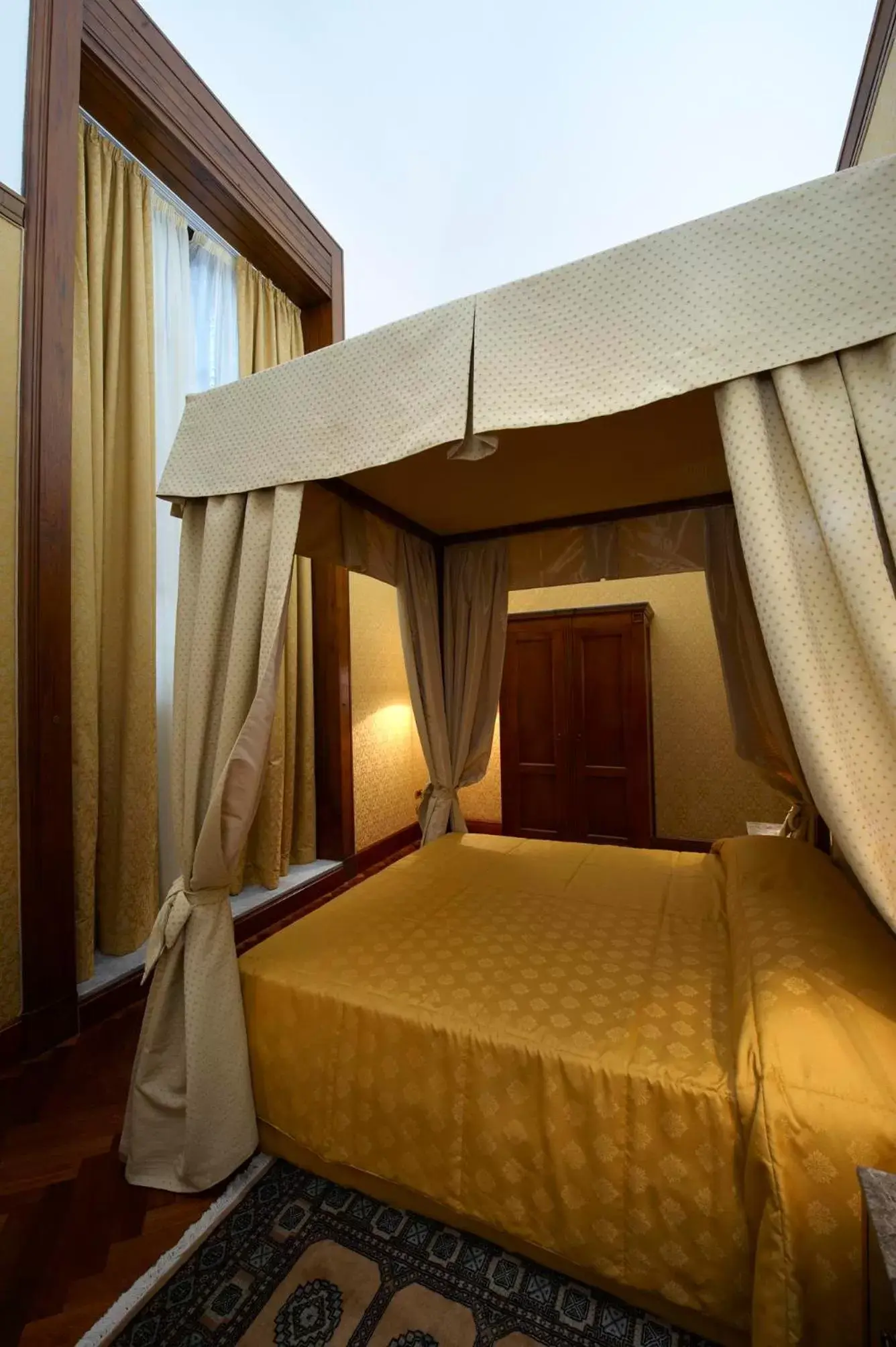 Photo of the whole room, Bed in Grand Hotel Piazza Borsa