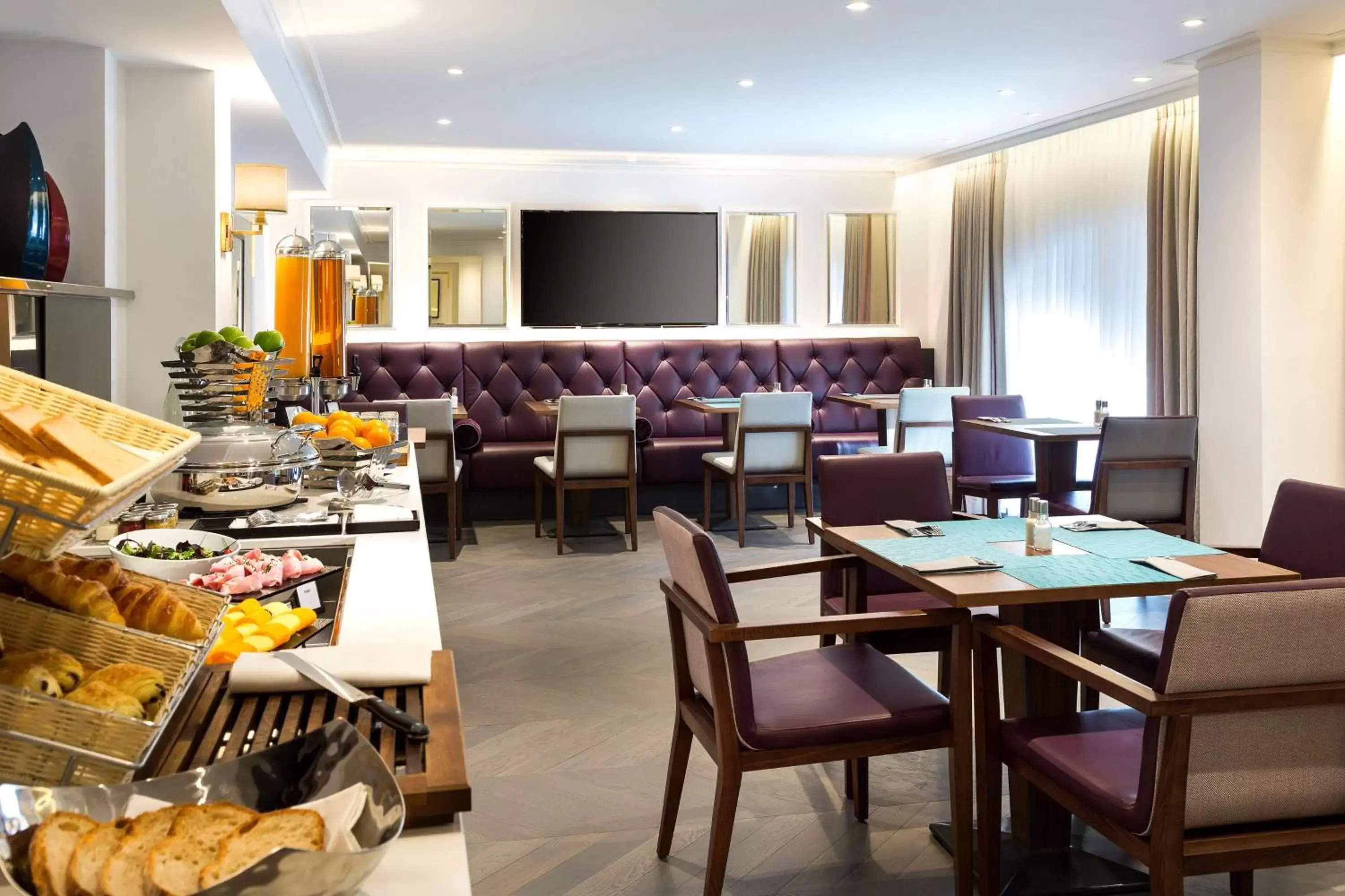 Property building in Hilton Paris Opera Property building in Hilton Paris Opera