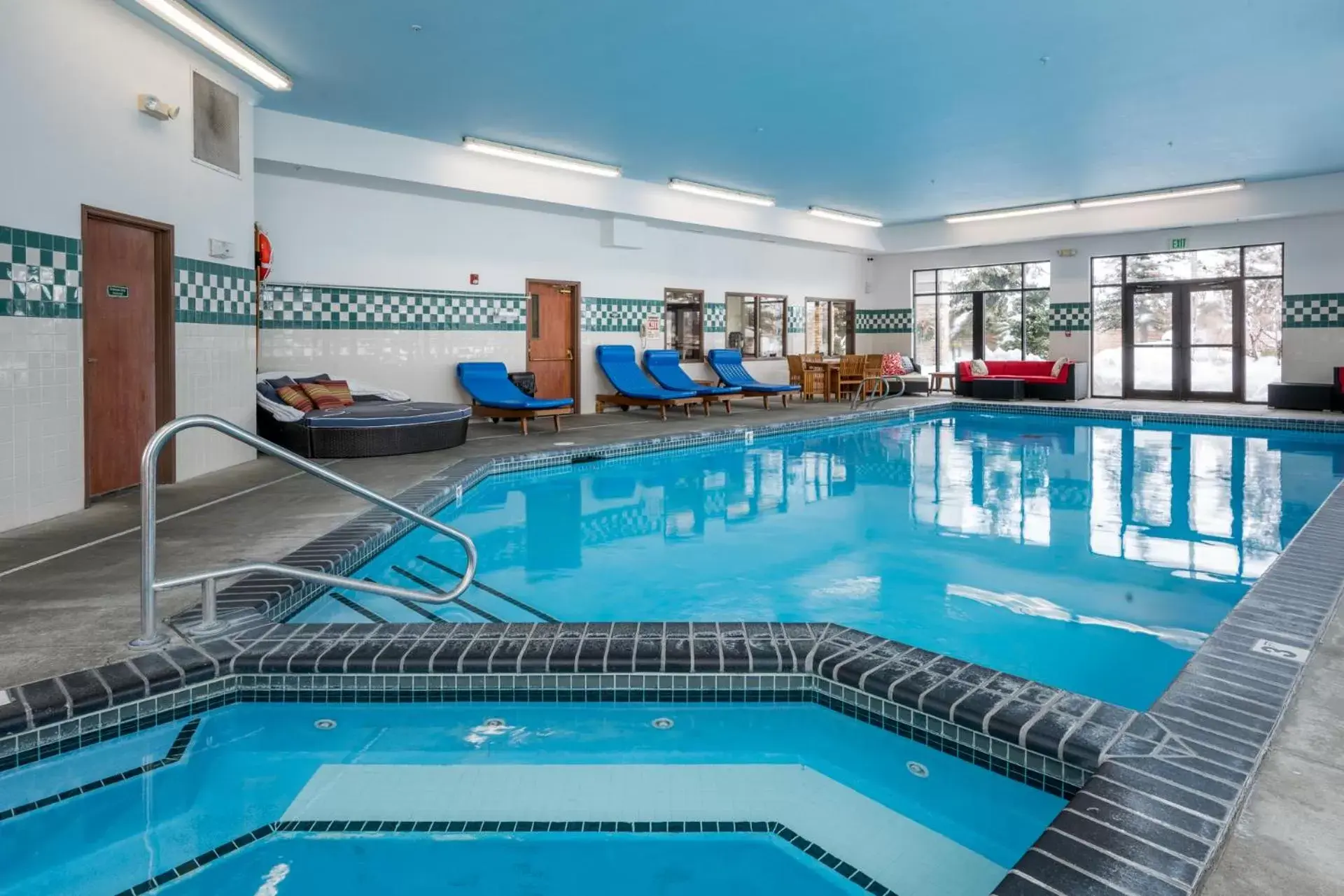 Hot Tub, Swimming Pool in Wood River Inn & Suite