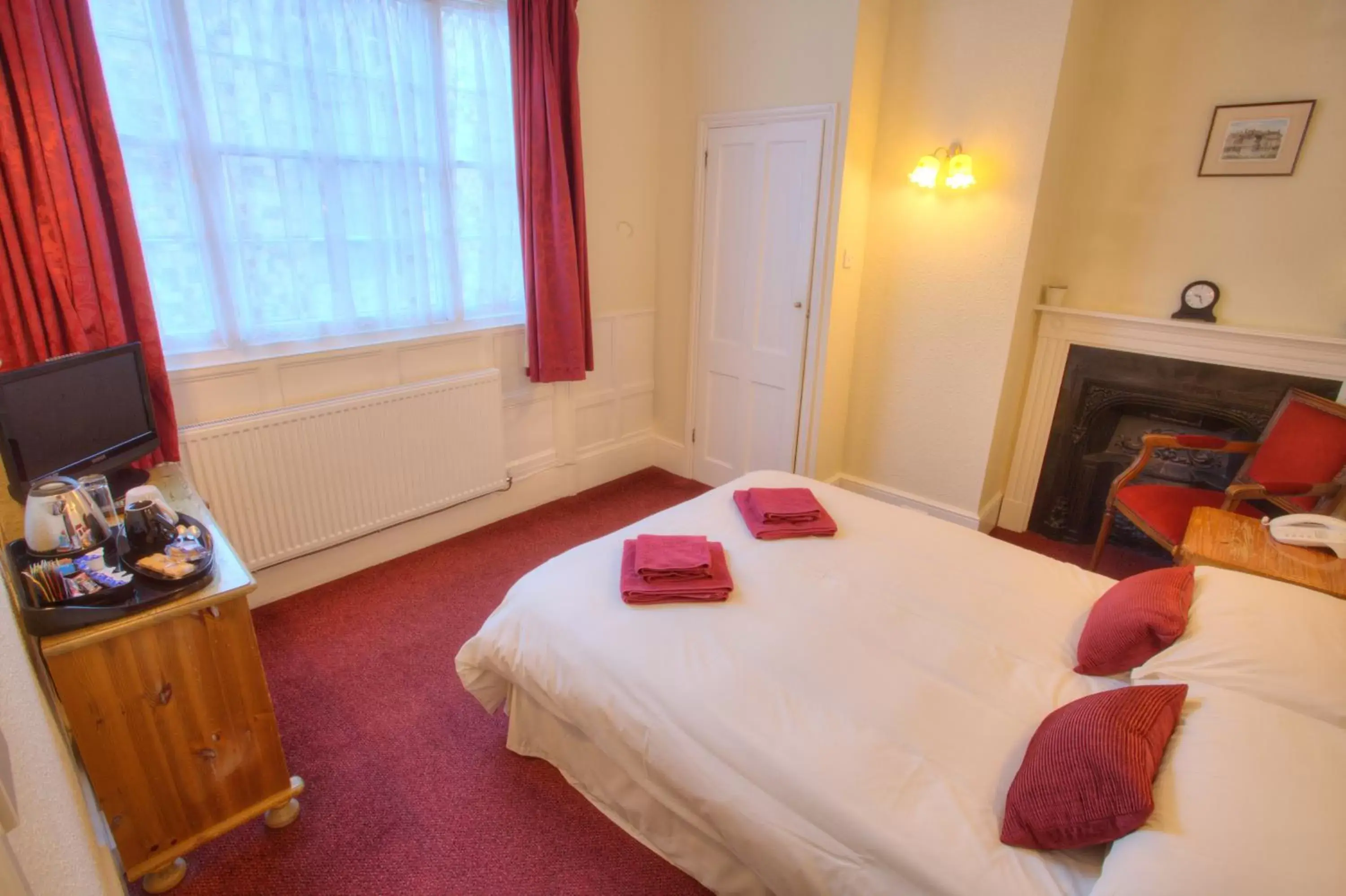 Photo of the whole room, Bed in Kings Arms Hotel
