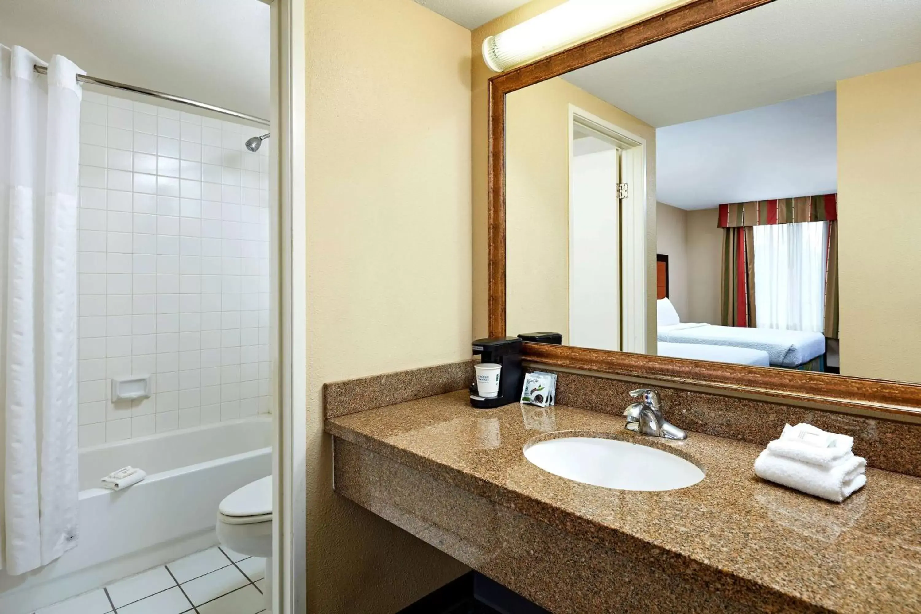 Photo of the whole room, Bathroom in La Quinta by Wyndham Thousand Oaks-Newbury Park