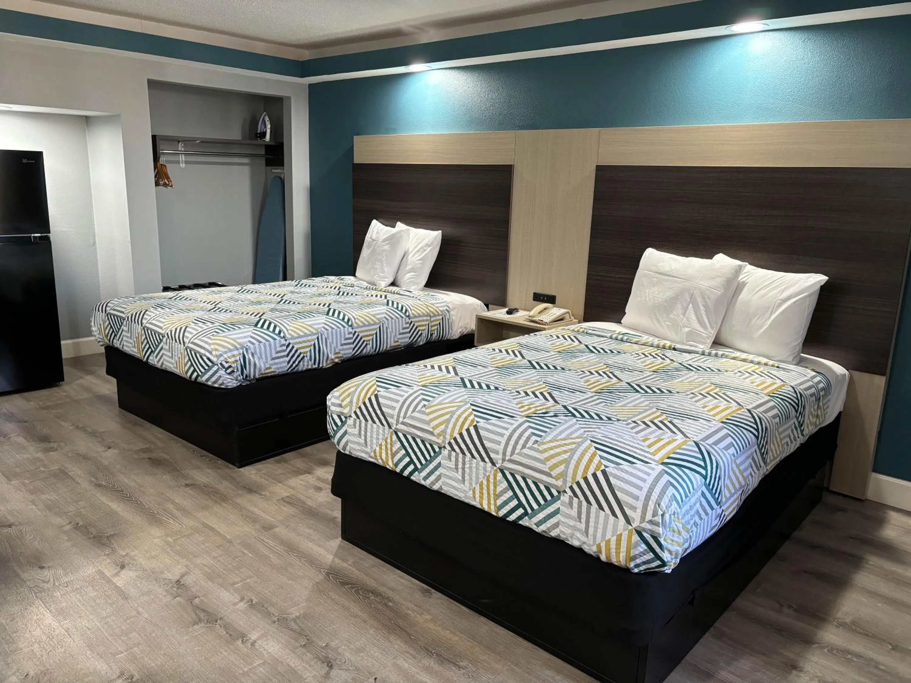 Bedroom, Bed in Studio 6 Suites Memphis, TN East Memphis