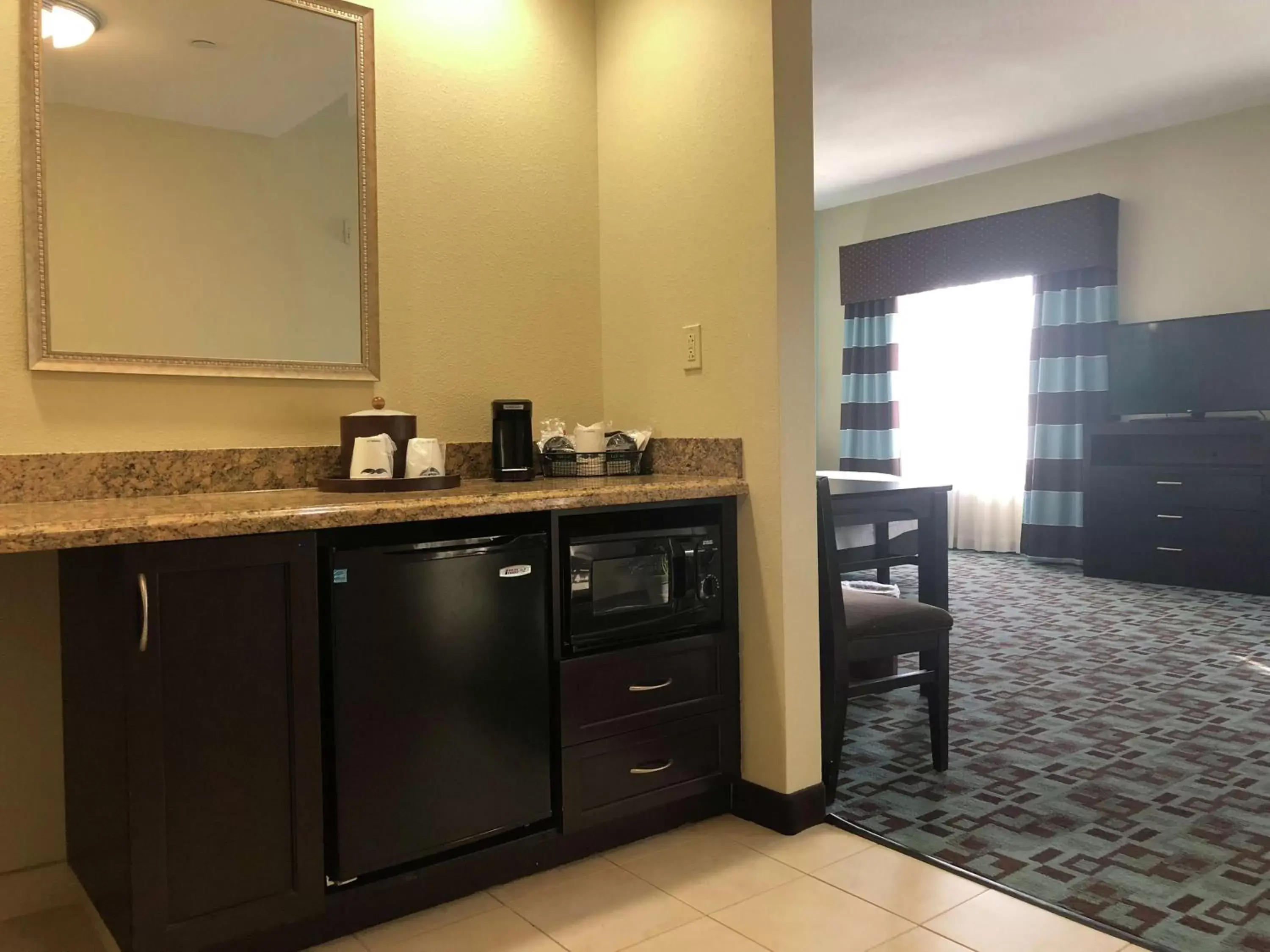 Bedroom, Kitchen/Kitchenette in Hampton Inn & Suites Nashville at Opryland