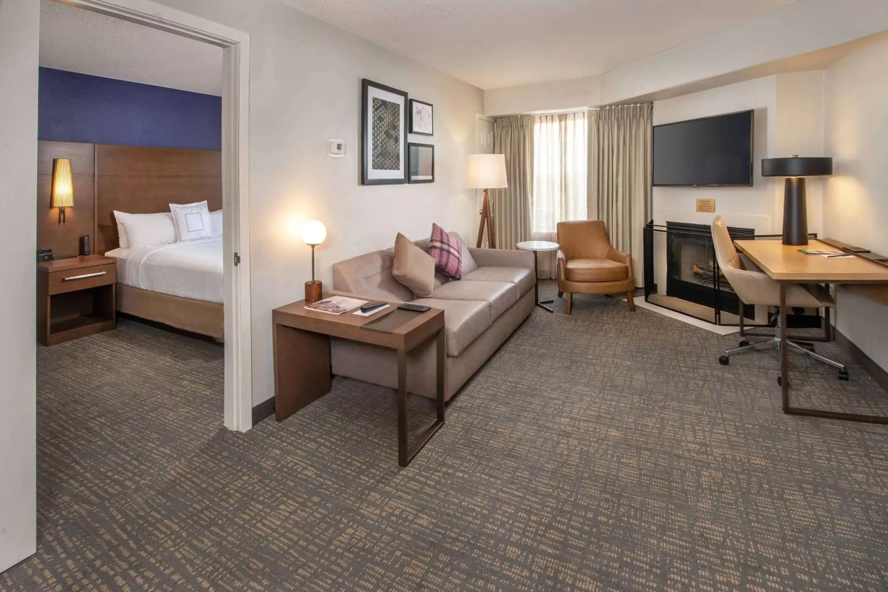 Photo of the whole room, Seating Area in Sonesta ES Suites Baltimore BWI Airport