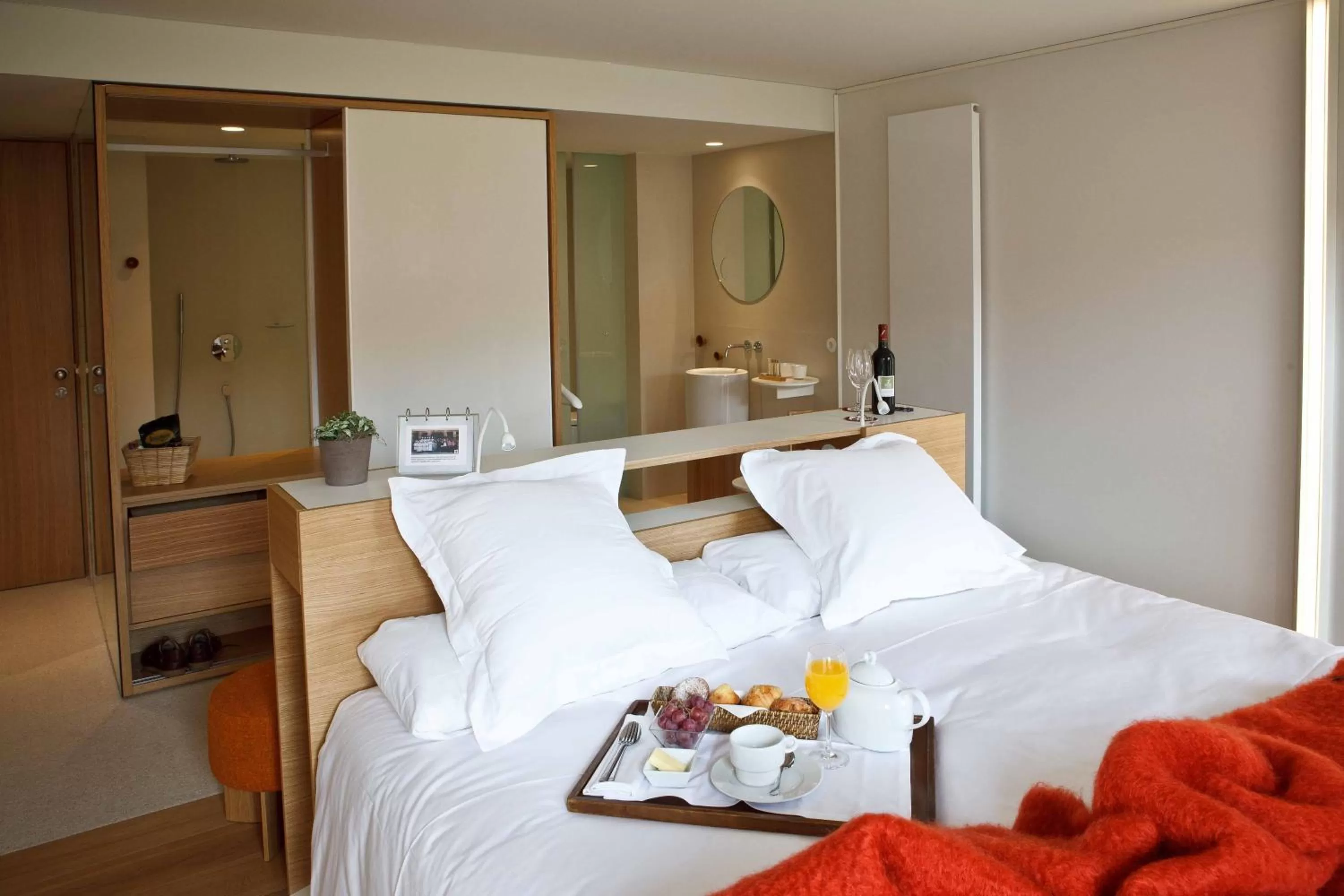 Photo of the whole room, Bed in Hotel Echaurren Relais & Châteaux