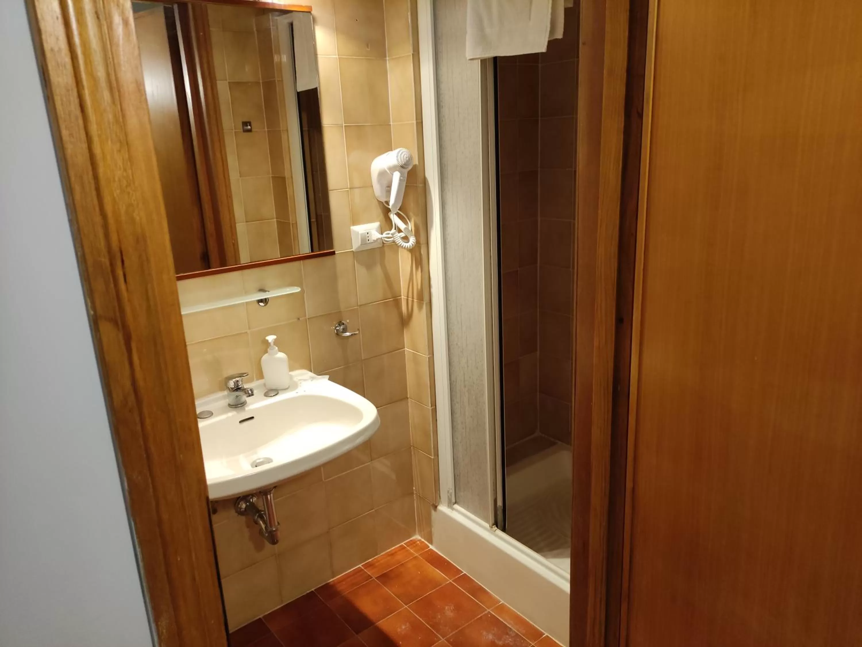 Shower in Hotel Big Bang