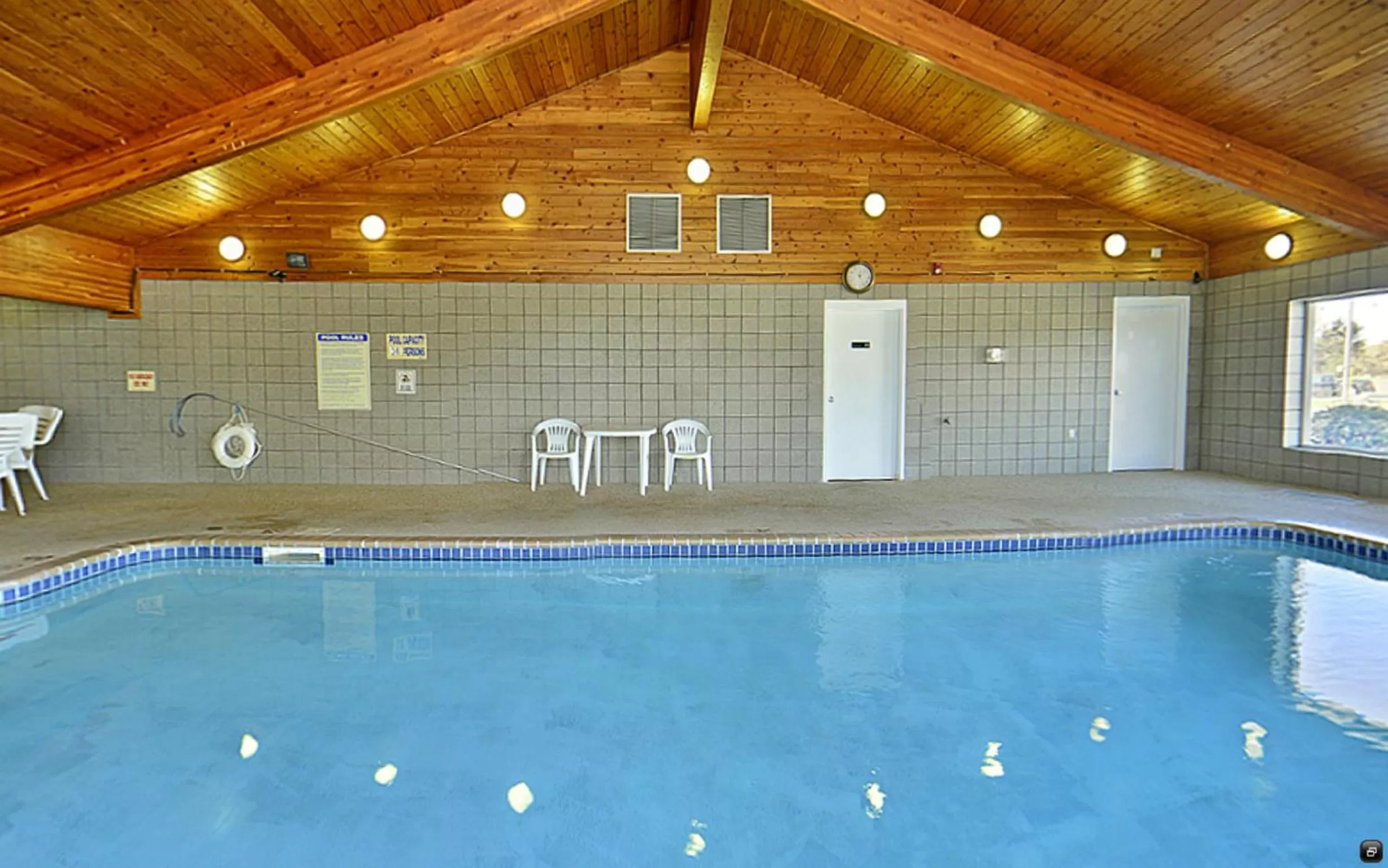 Swimming pool in HomeTown Inn