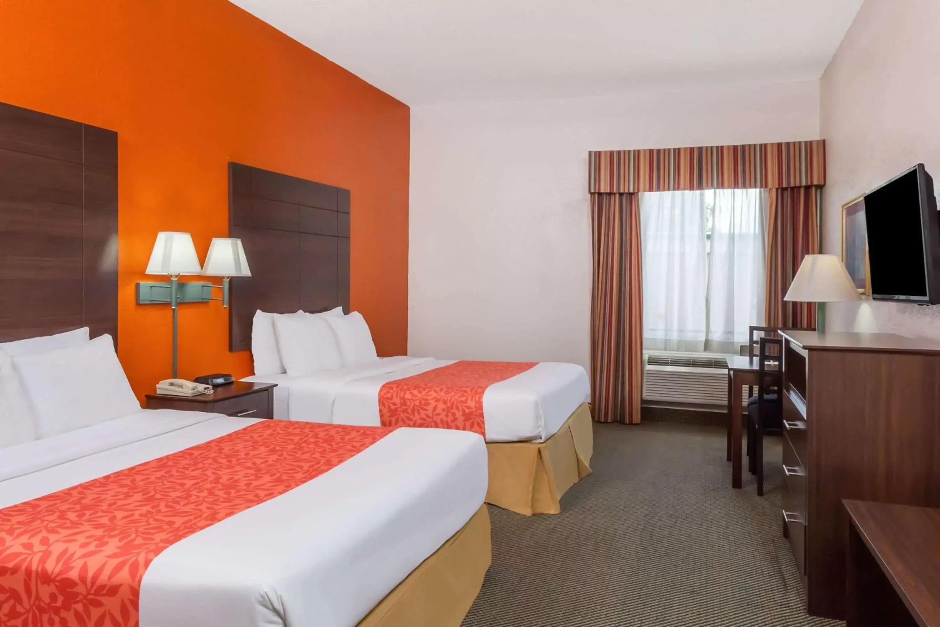 Photo of the whole room, Bed in Days Inn & Suites by Wyndham Pasadena