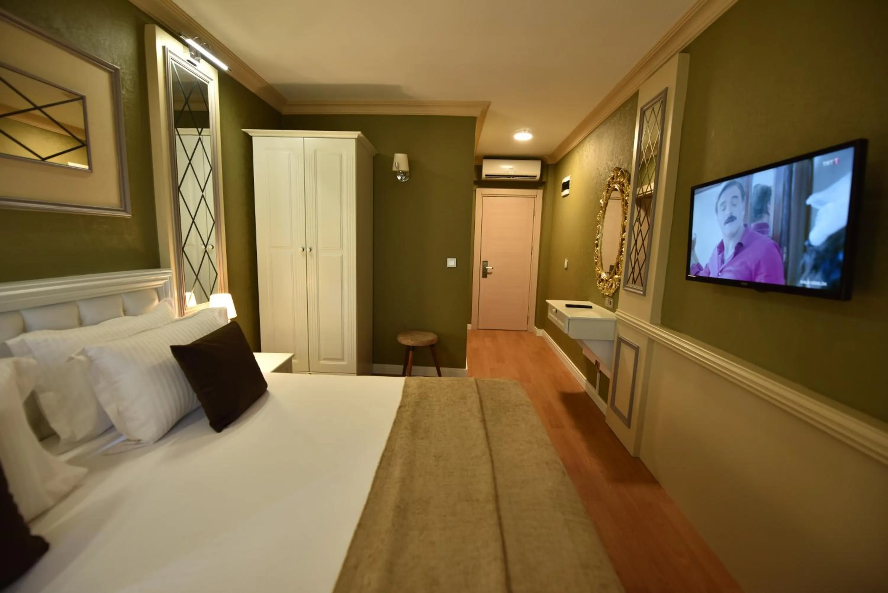 Photo of the whole room, Bed in Sunlight Hotel