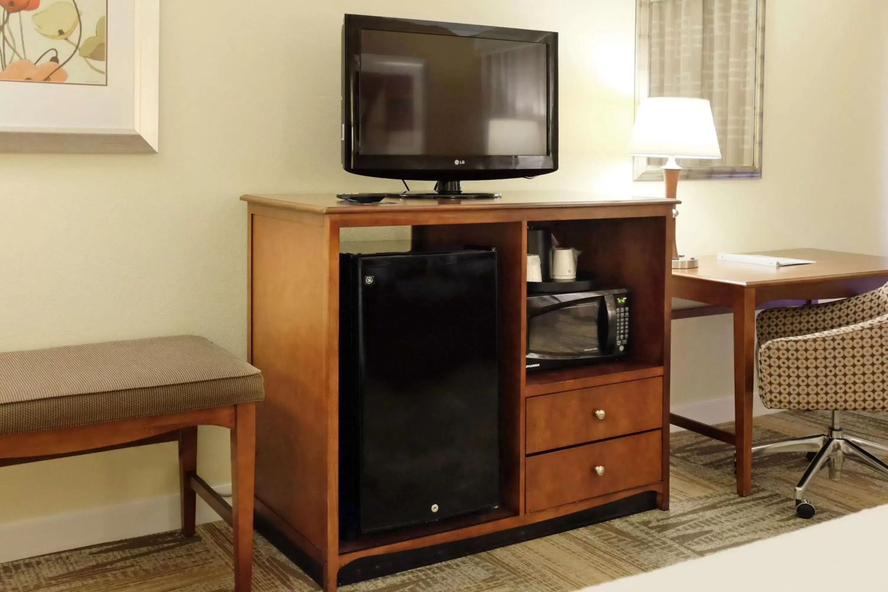 Bedroom, TV/Entertainment Center in Hampton Inn Lima