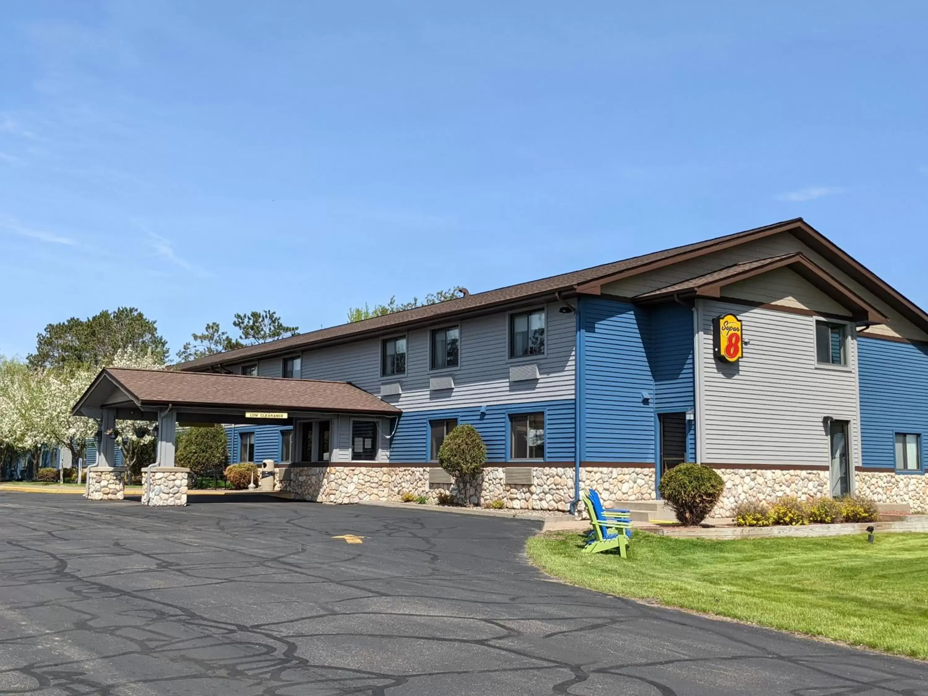 Property Building in Super 8 by Wyndham Baxter/Brainerd Area