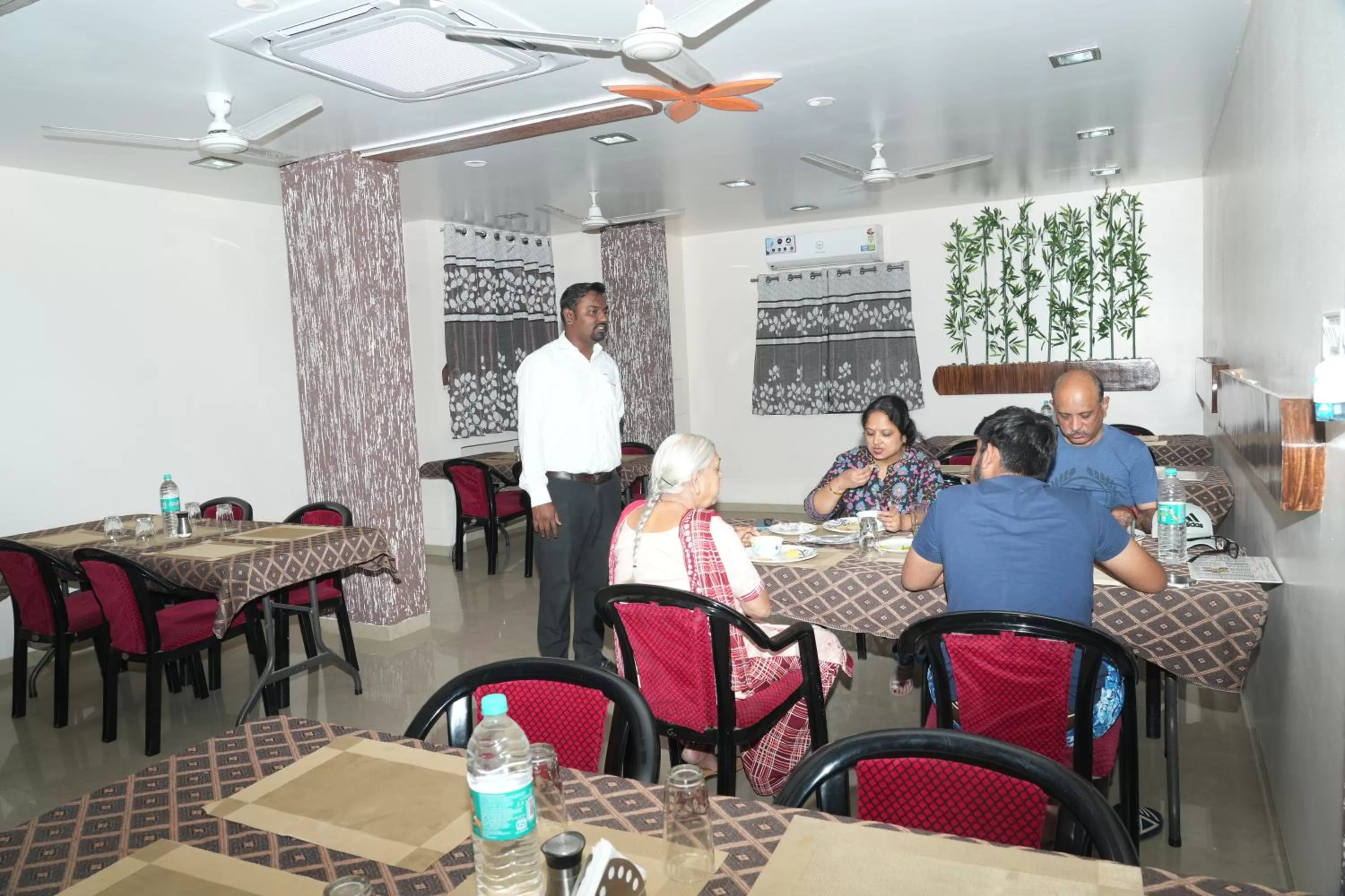 Restaurant/places to eat in Hotel Avon International