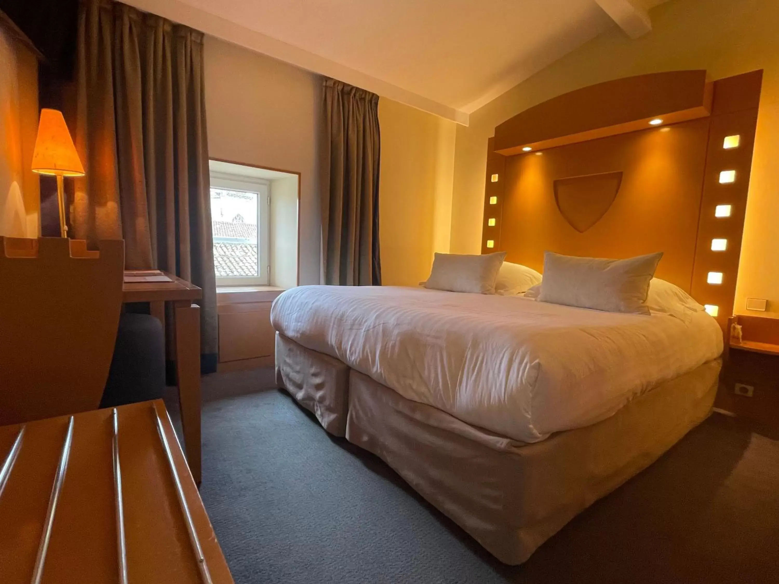 Bedroom, Bed in Hôtel Au Logis des Remparts