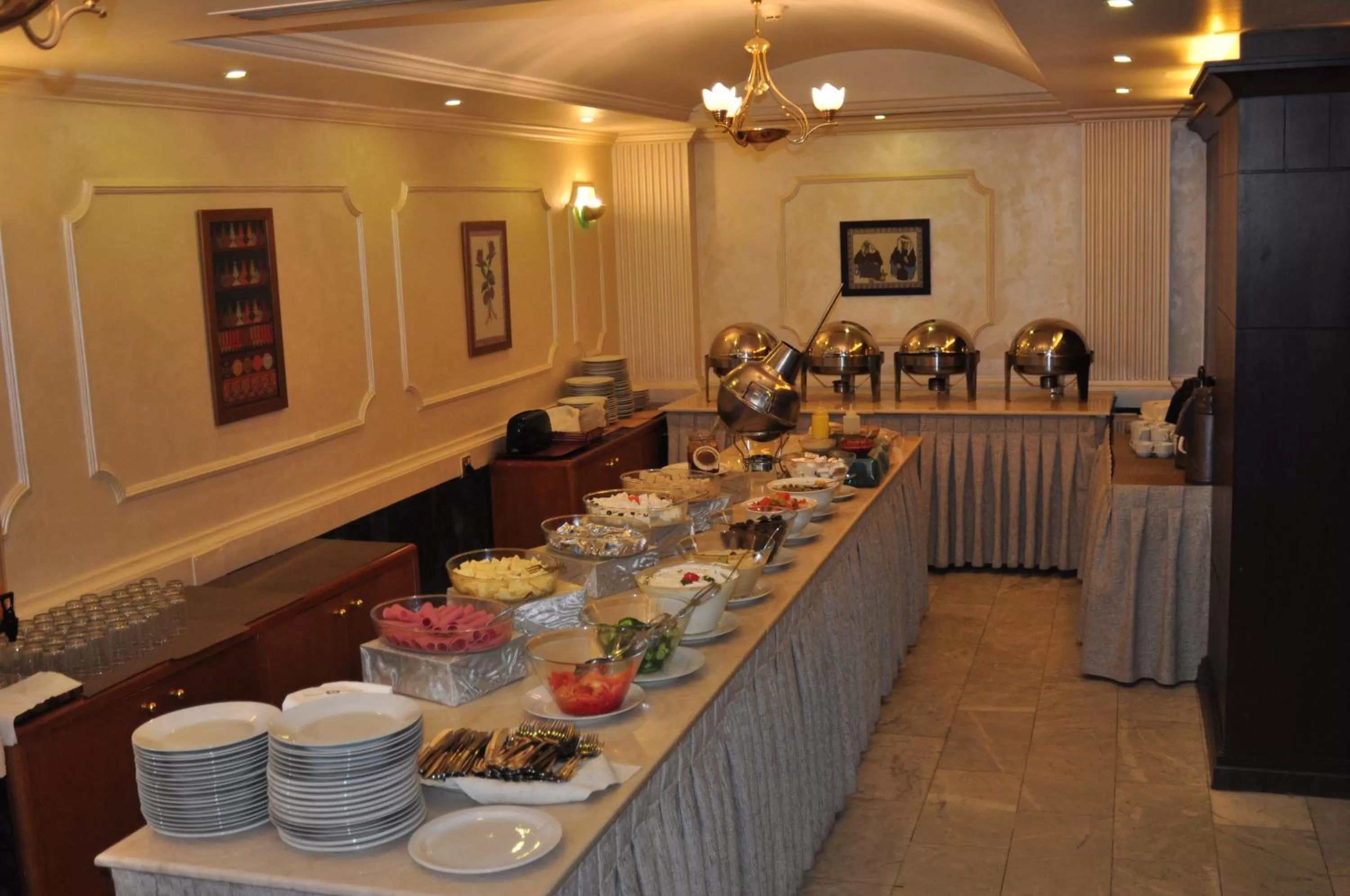 Restaurant/places to eat in Al Zaitouna Hotel