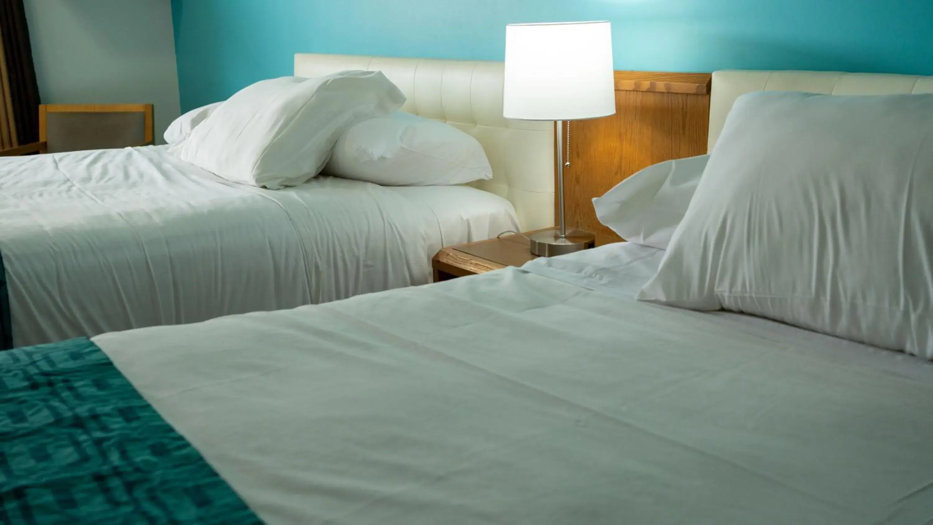 Bed in Howard Johnson by Wyndham Niagara Falls