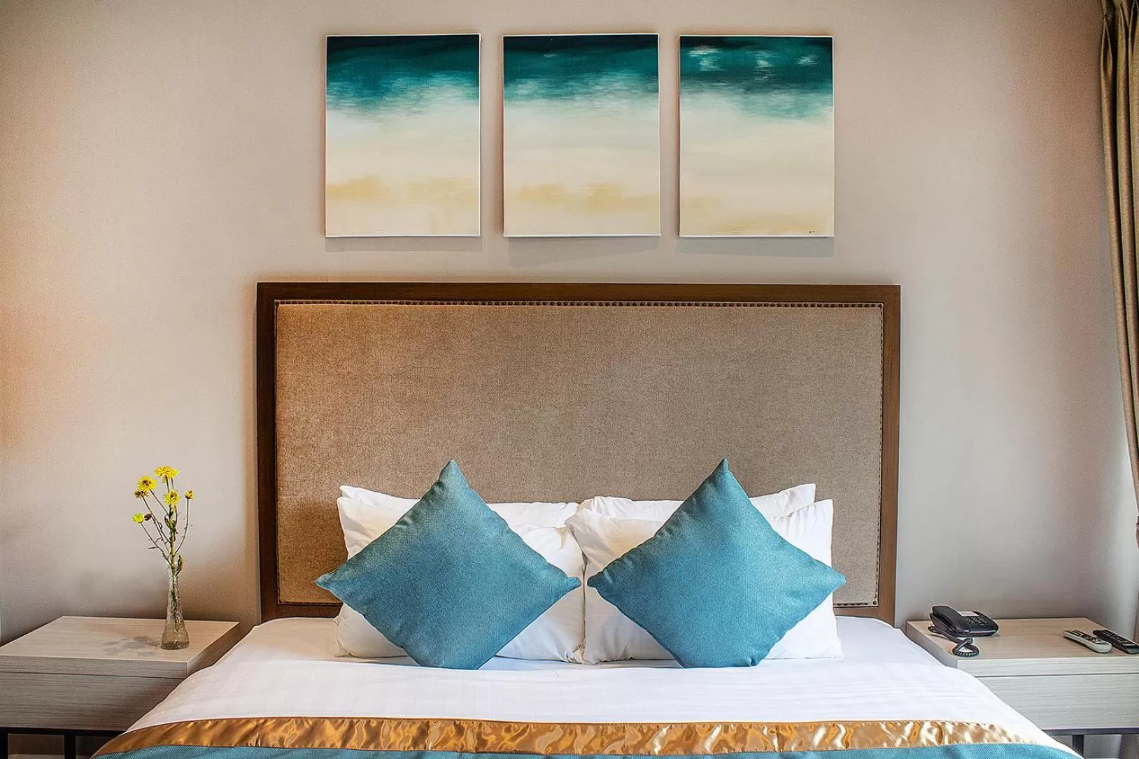 Bed in Royale Parc Hotel Tagaytay