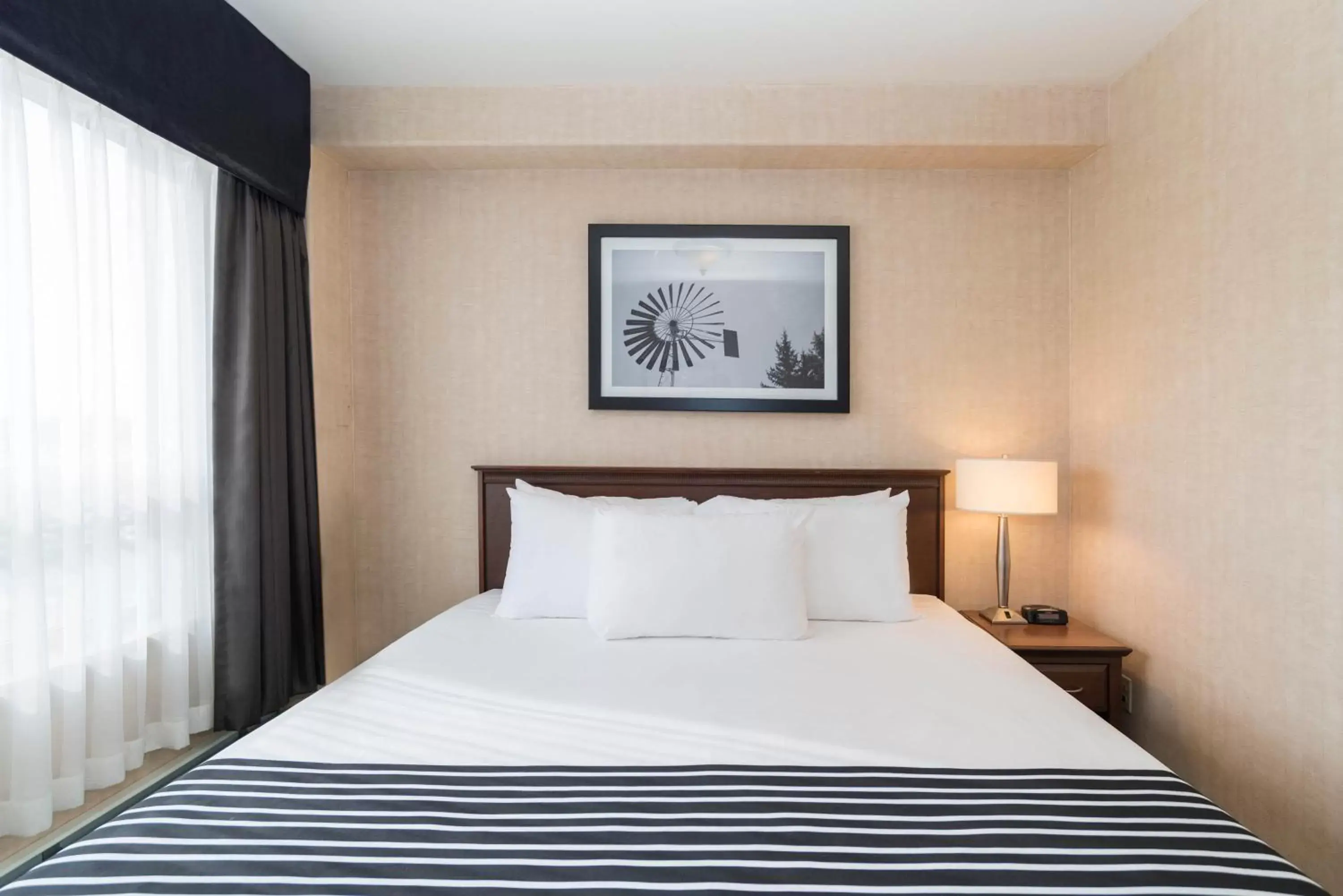 Bedroom, Bed in Sandman Hotel Calgary Airport