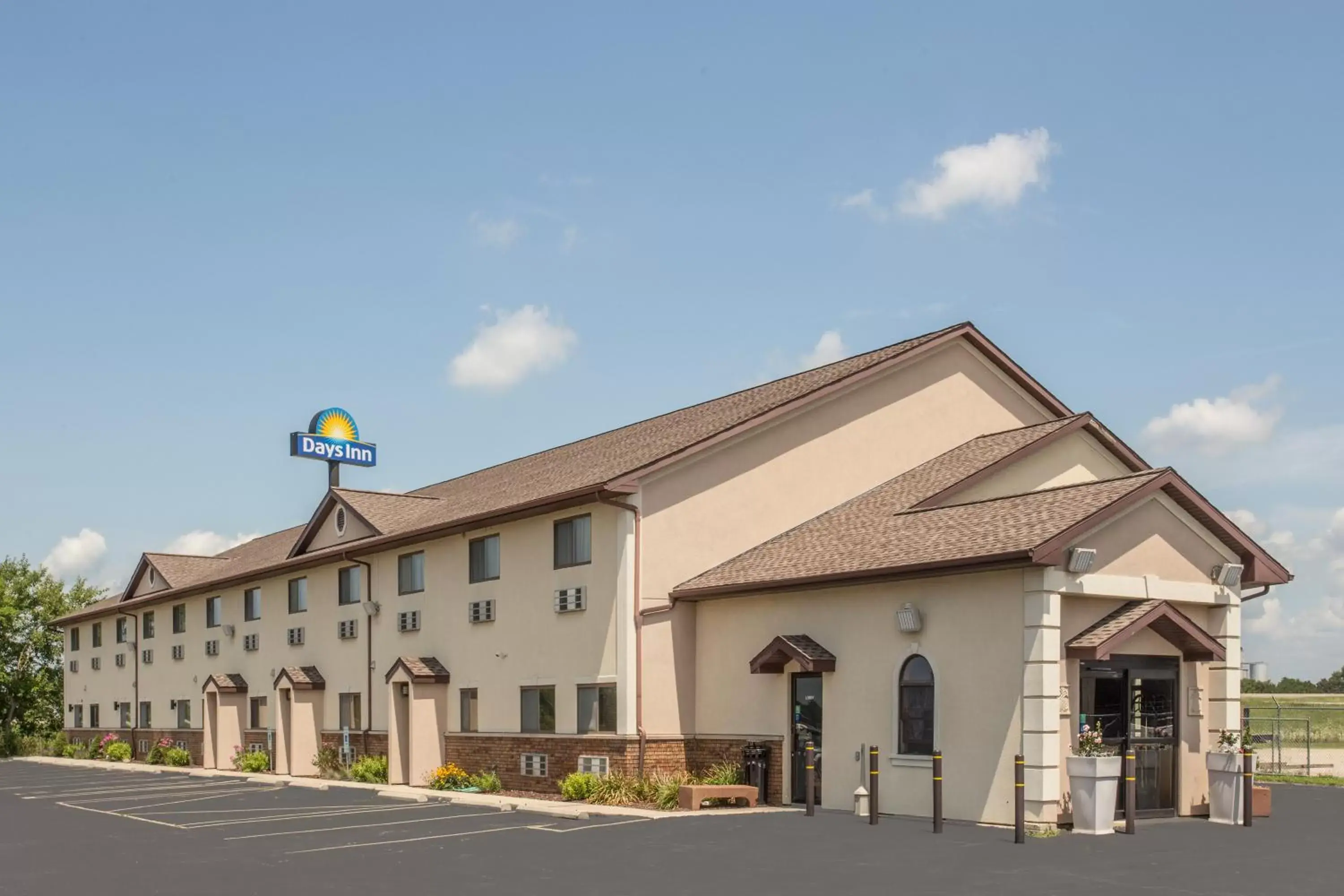 Facade/entrance, Property Building in Days Inn by Wyndham Le Roy/Bloomington Southeast